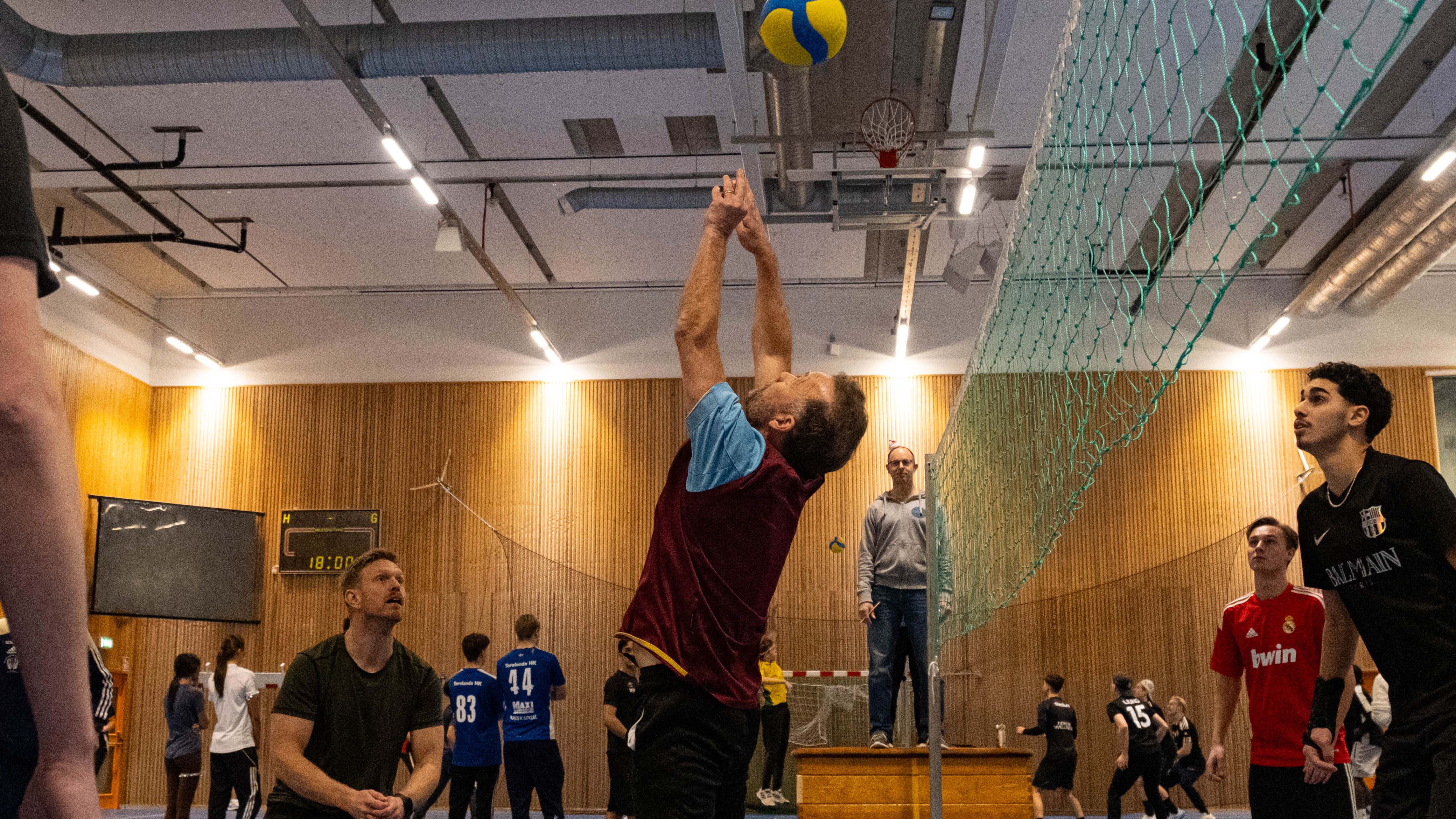 Bilden visar Magnus Garå som räddar en boll.