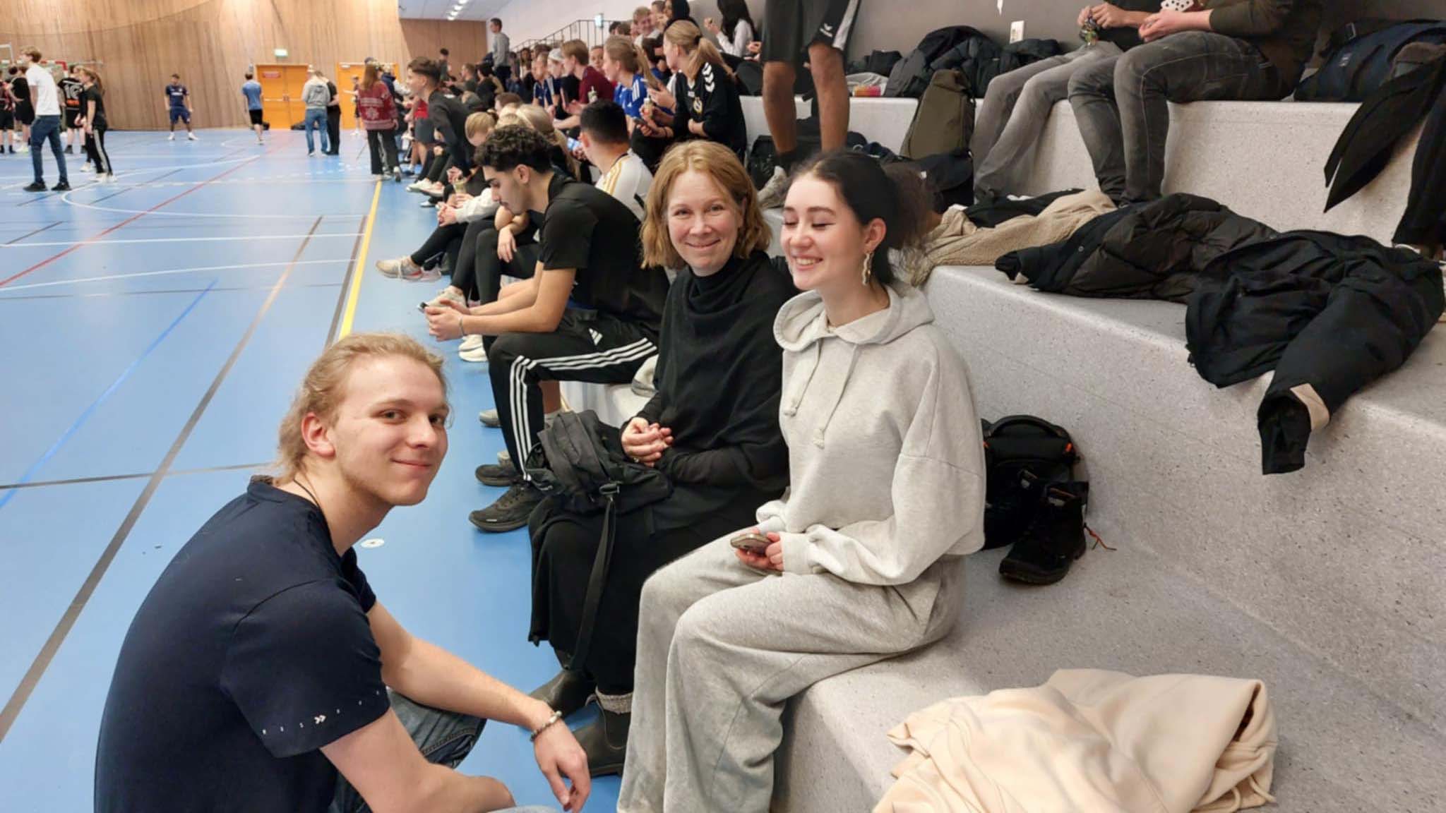 Bilden visar Malene tillsammans med några av esteteleverna.