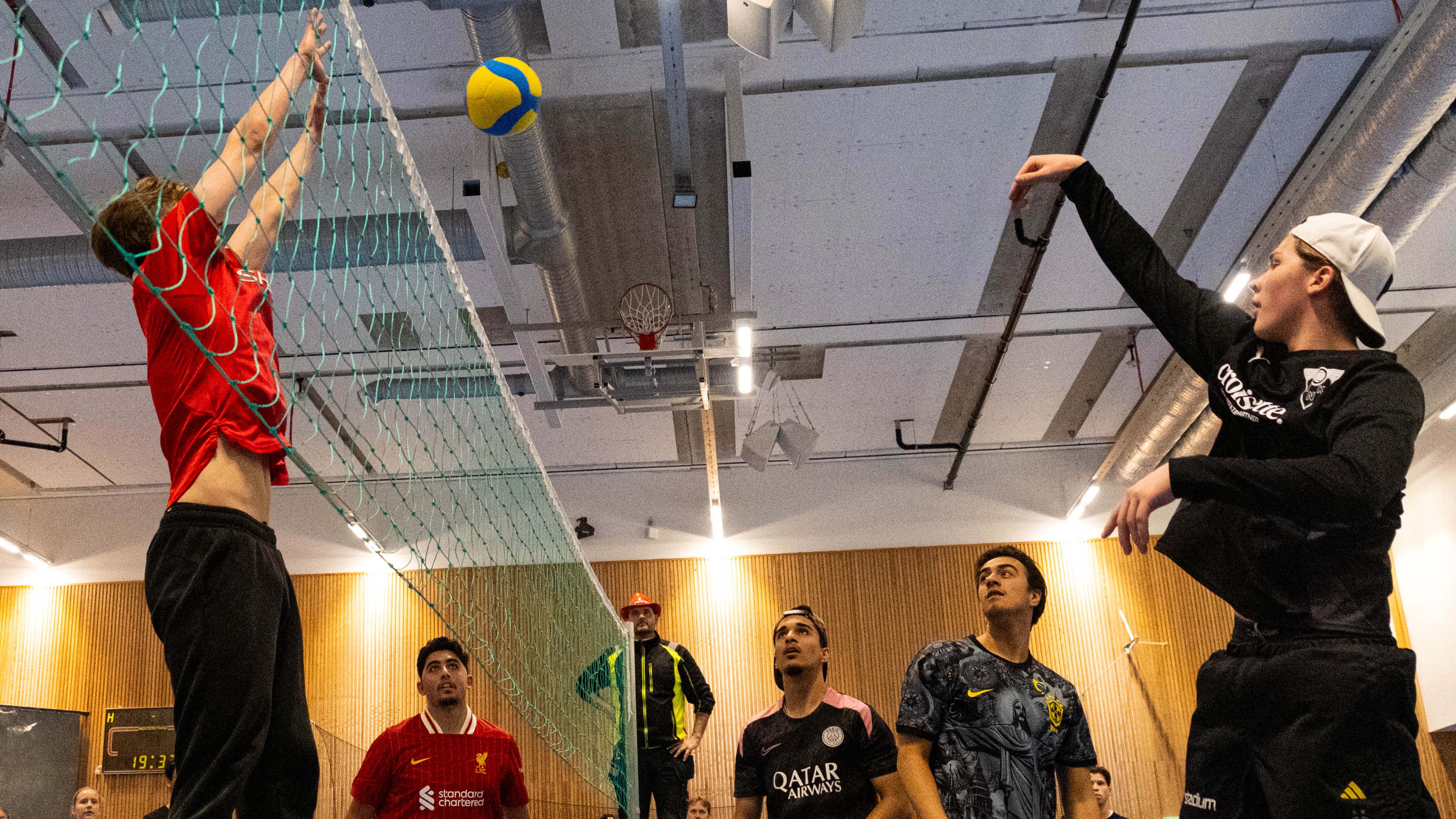 Bilden visar en spännande närkamp.