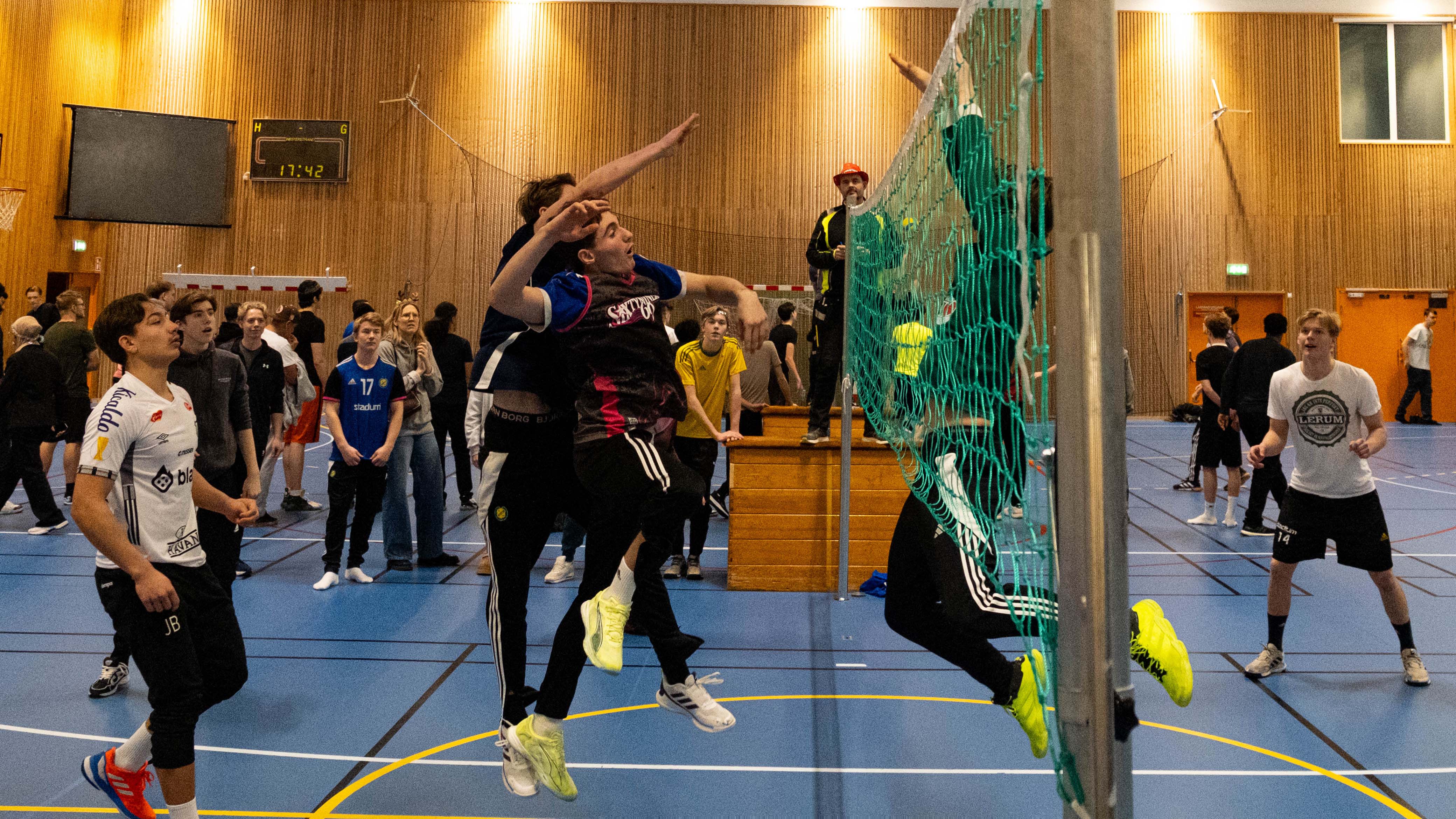 Spännande närkamper.