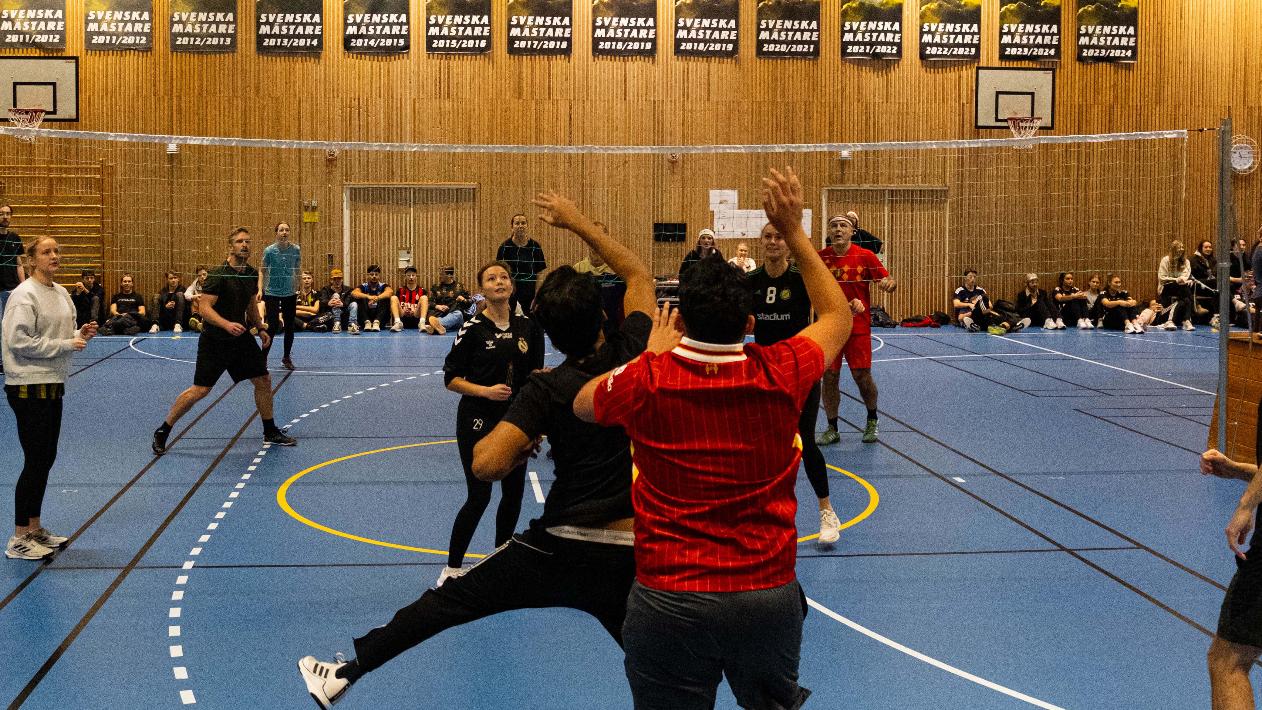 Bilden visar en match där personalen möter elever.