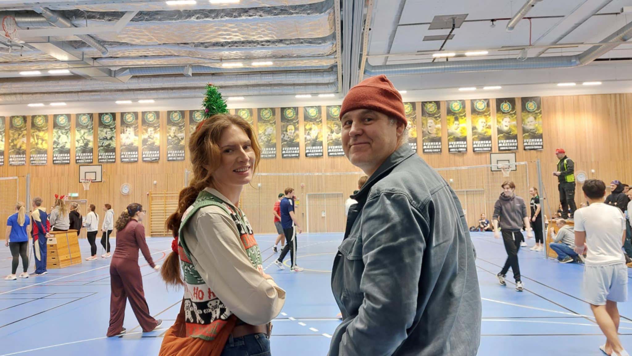 Bilden visar Genevieve och Peter på väg ut i B-hallen för att titta på matcherna.