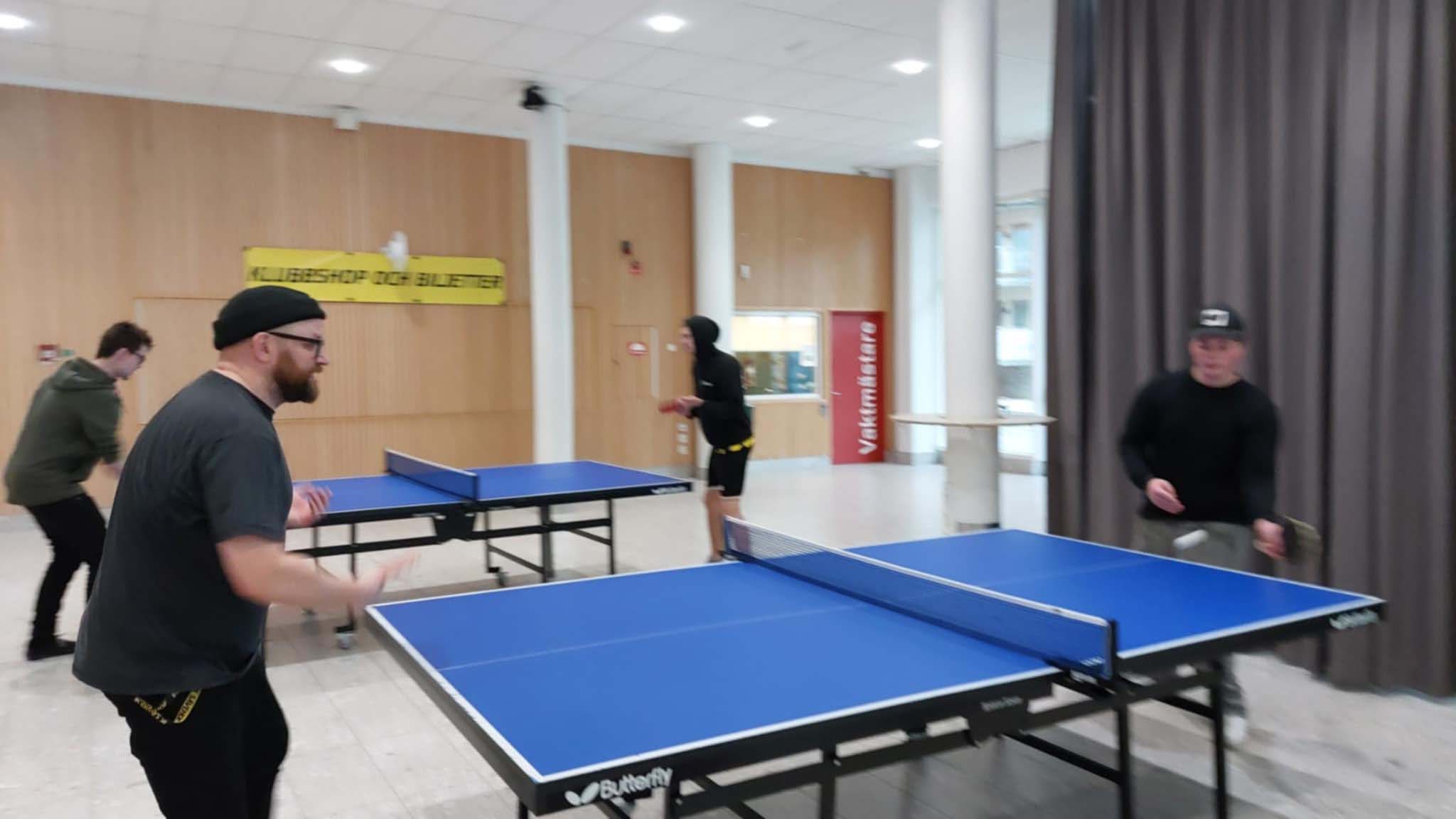 Bilden visar när Jerker spelar pingis med eleverna.