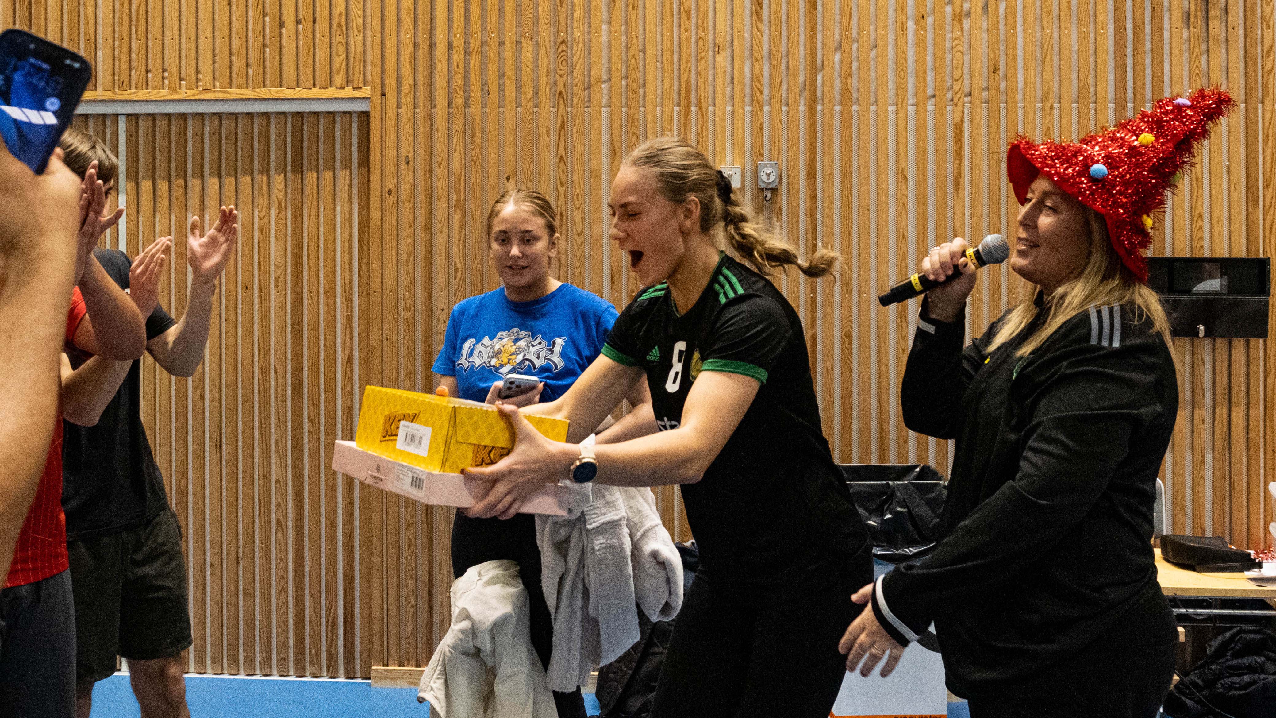 Bilden visar när Camilla delar ut priser till vinnarna.