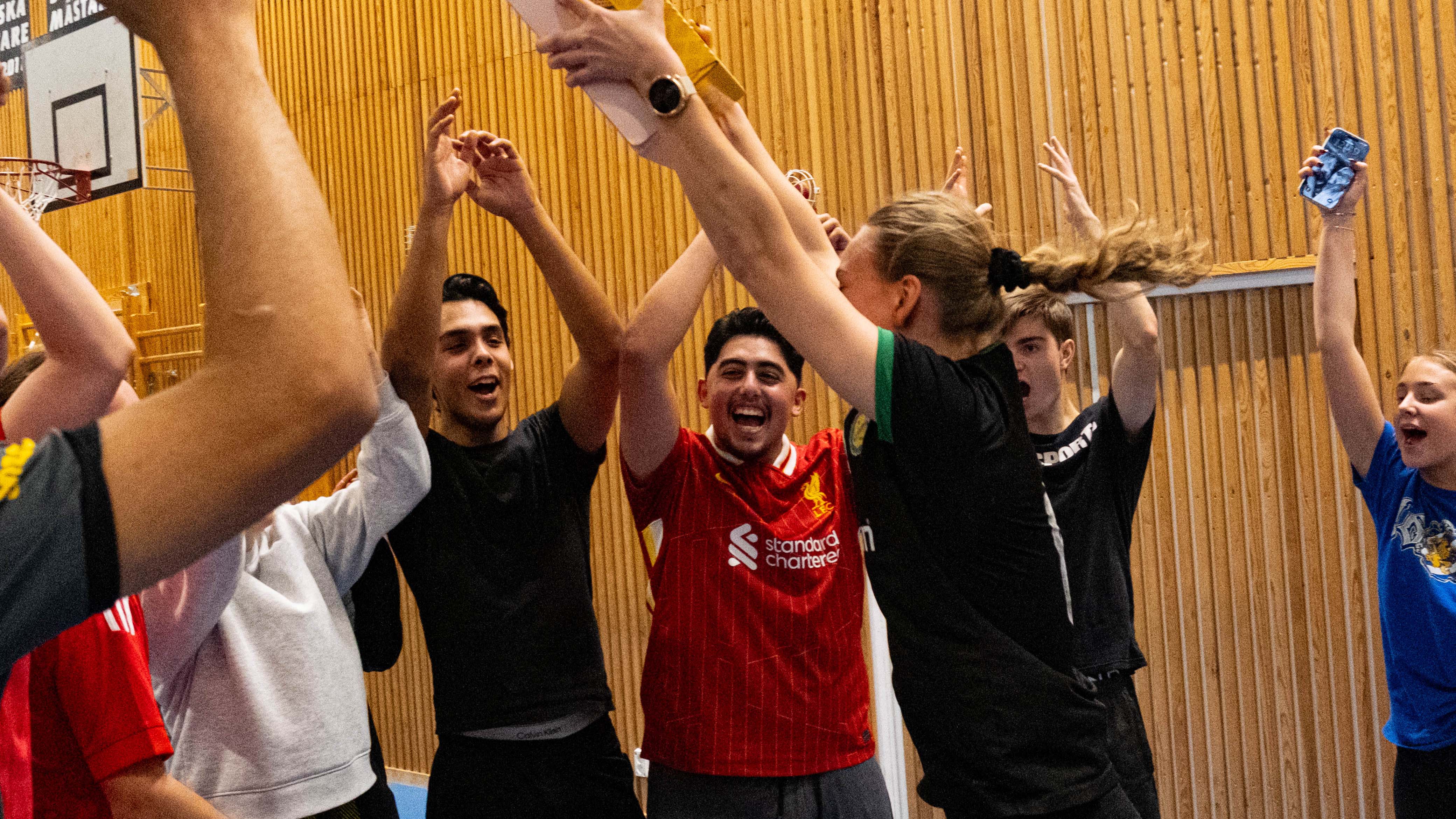 Bilden visar segerdansen som samhällstreorna gör efter finalen.