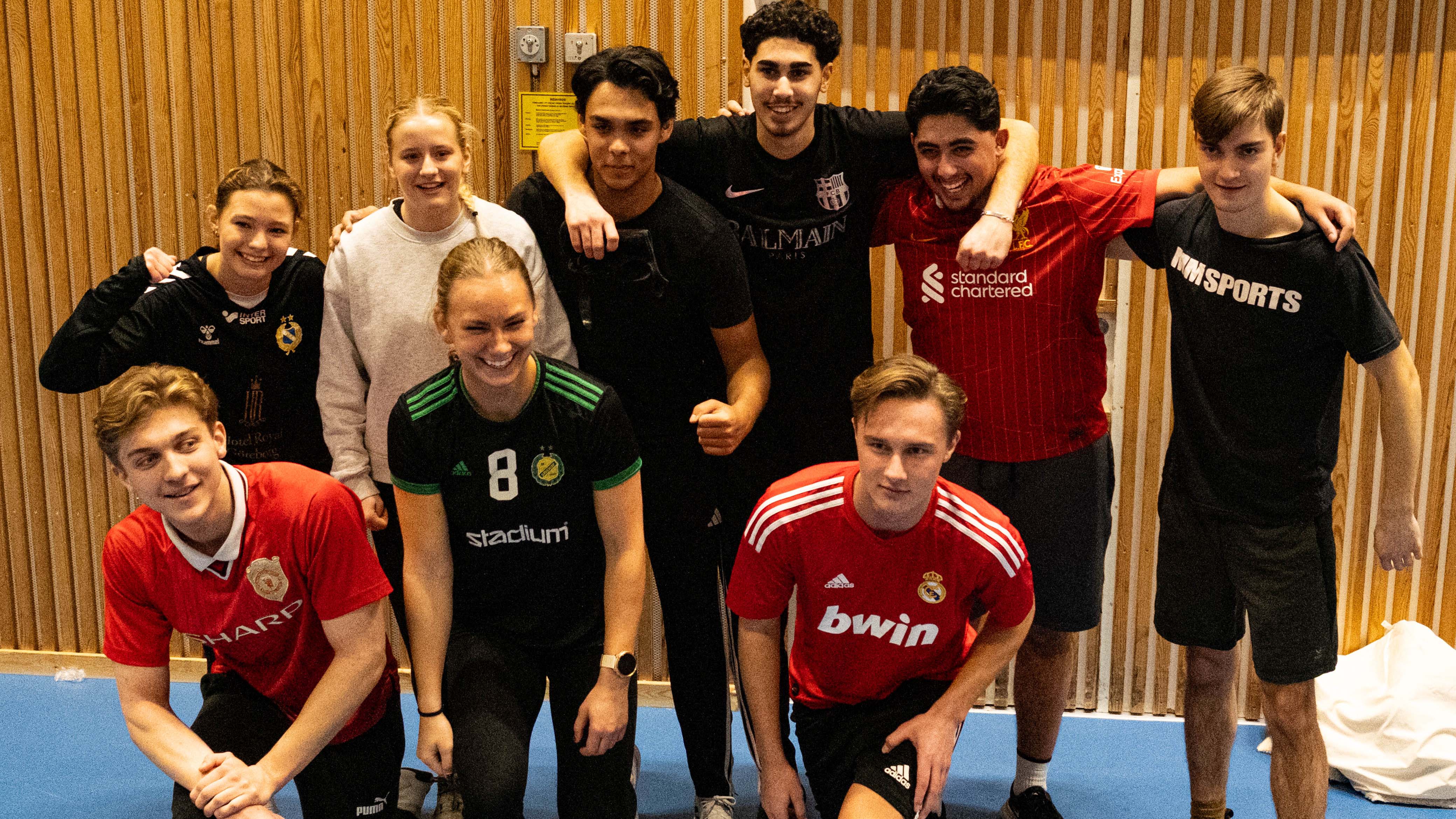 Bilden visar segerlaget.