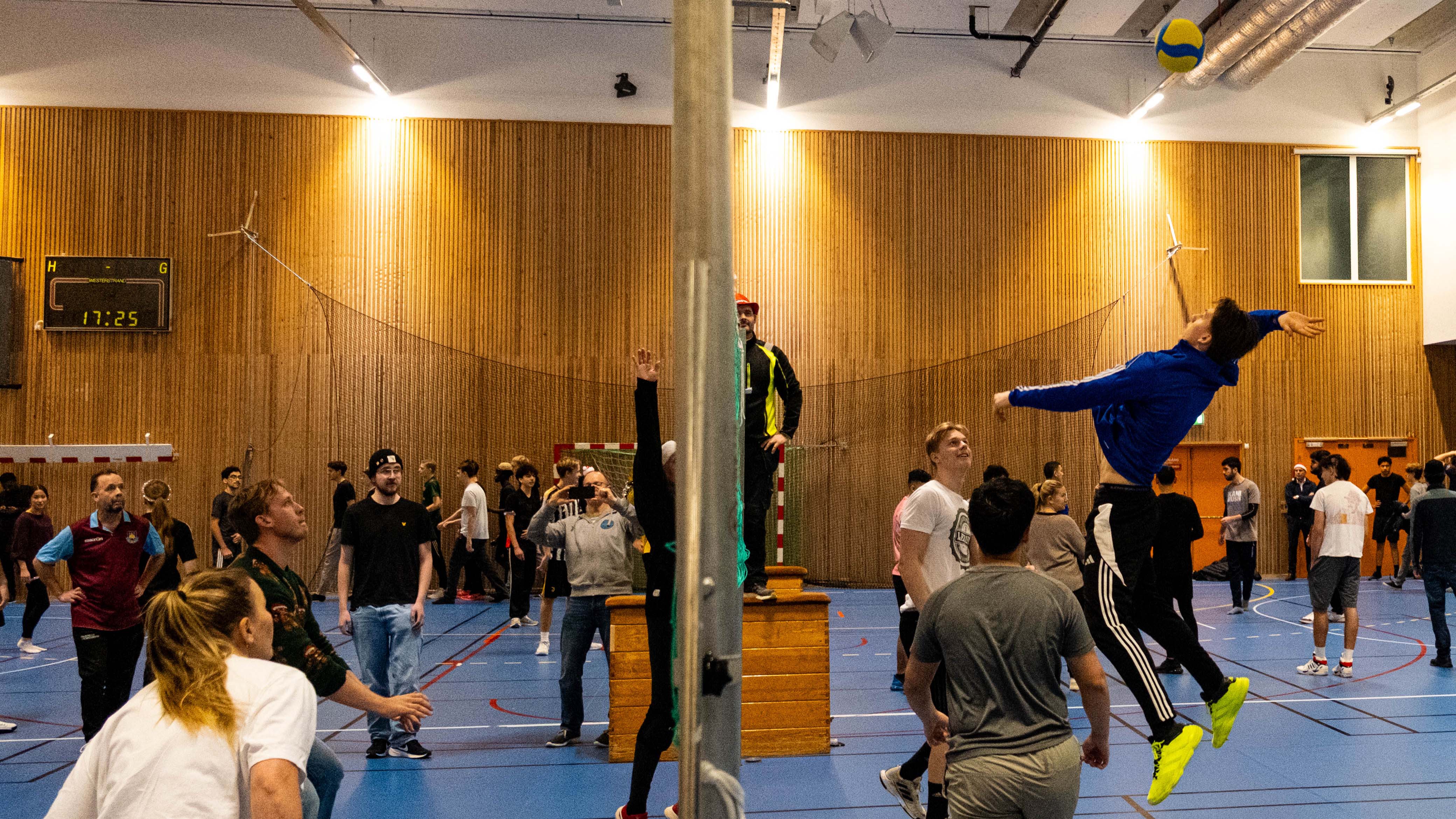 Bilden visar ett spännande moment i matchen.