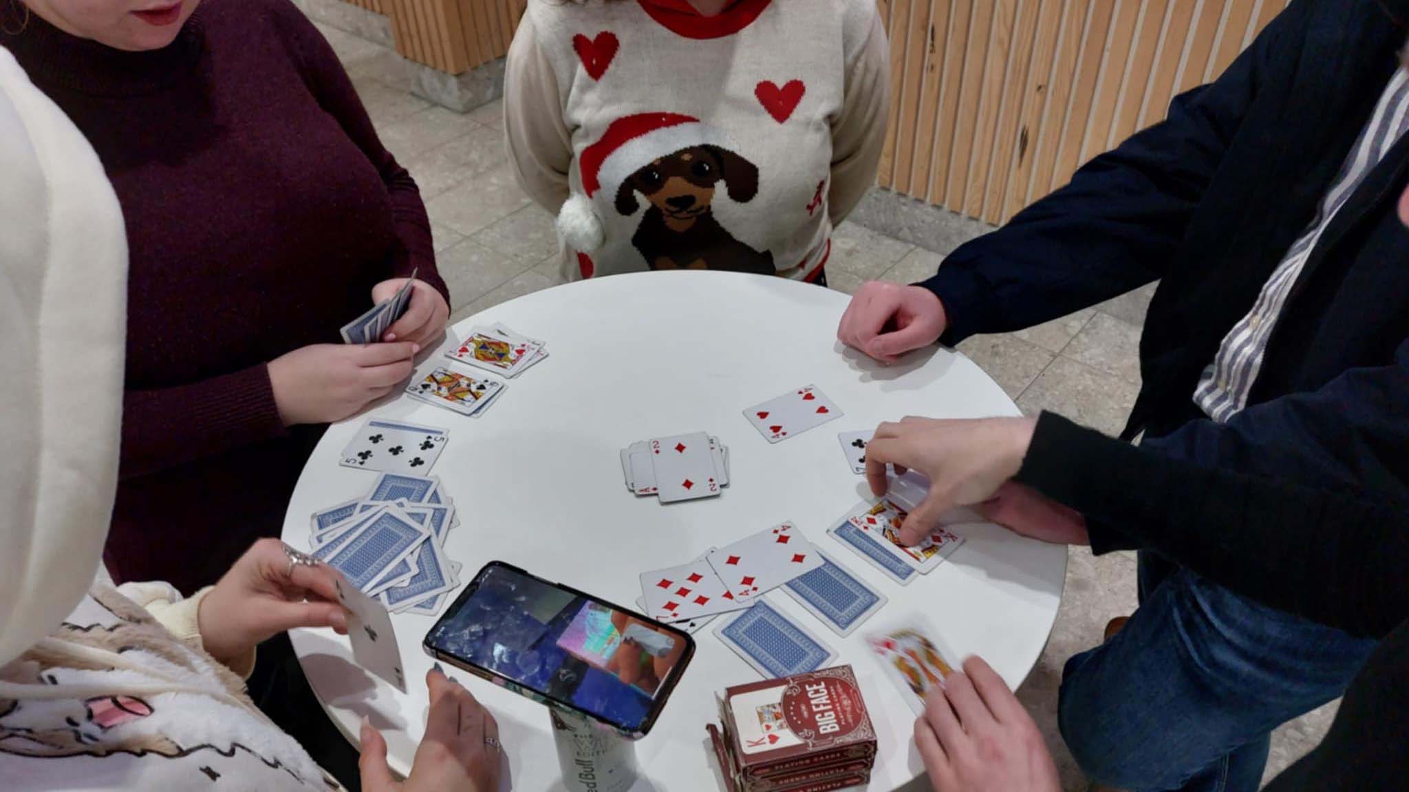 Bilden visar ett spelbord där elever spelar kort.
