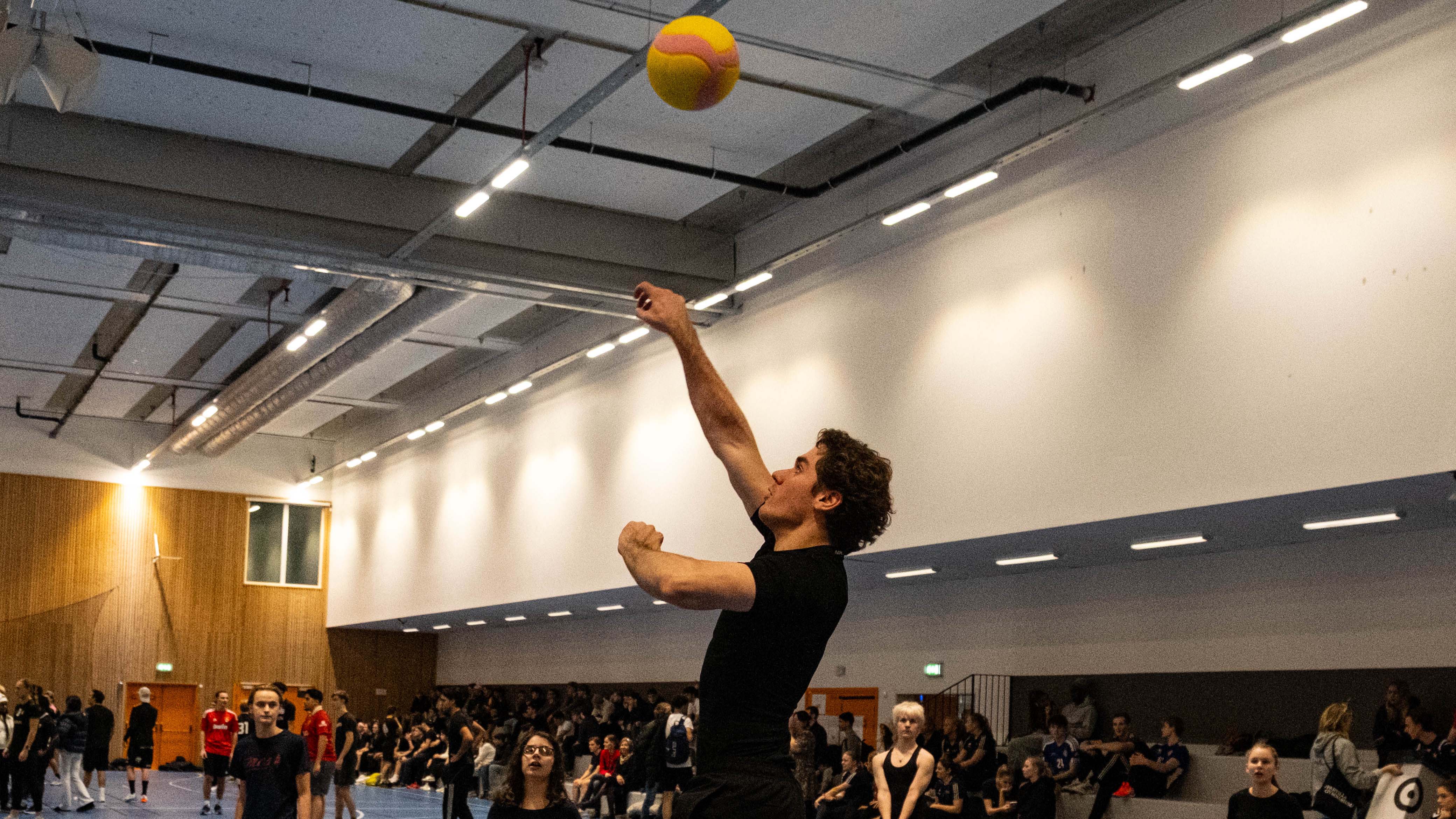 Bilden visar en boll som går upp mot taket.