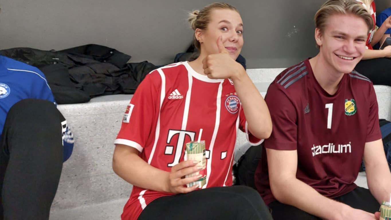 Bilden visar två elever som gör tummen upp.