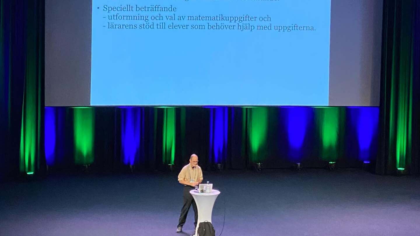 Bilden visar en av föreläsarna på matematikbiennalen 2026.