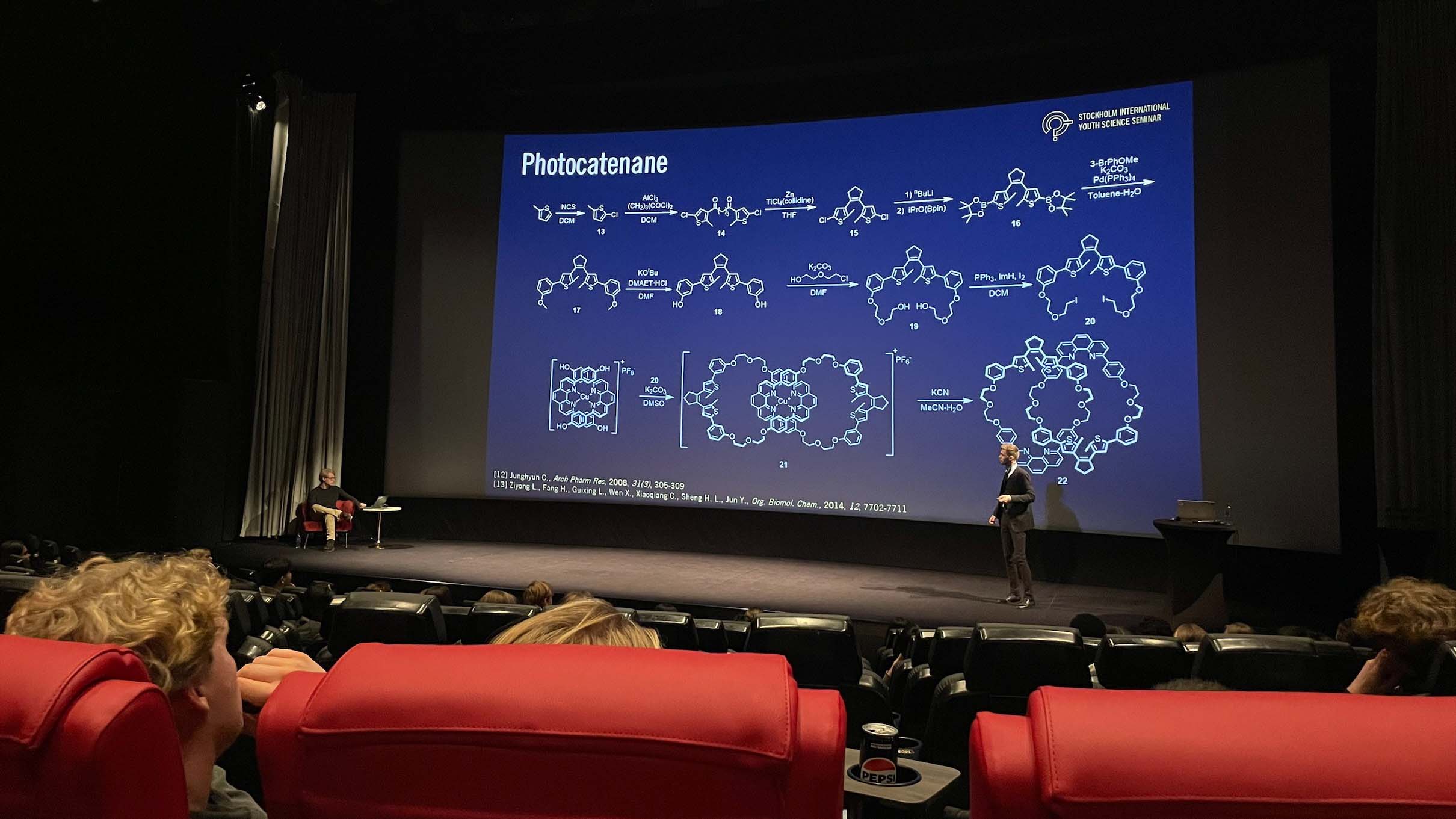 Bilden visar en föreläsning om naturvetenskap som naturtreorna var på i Stockholm.