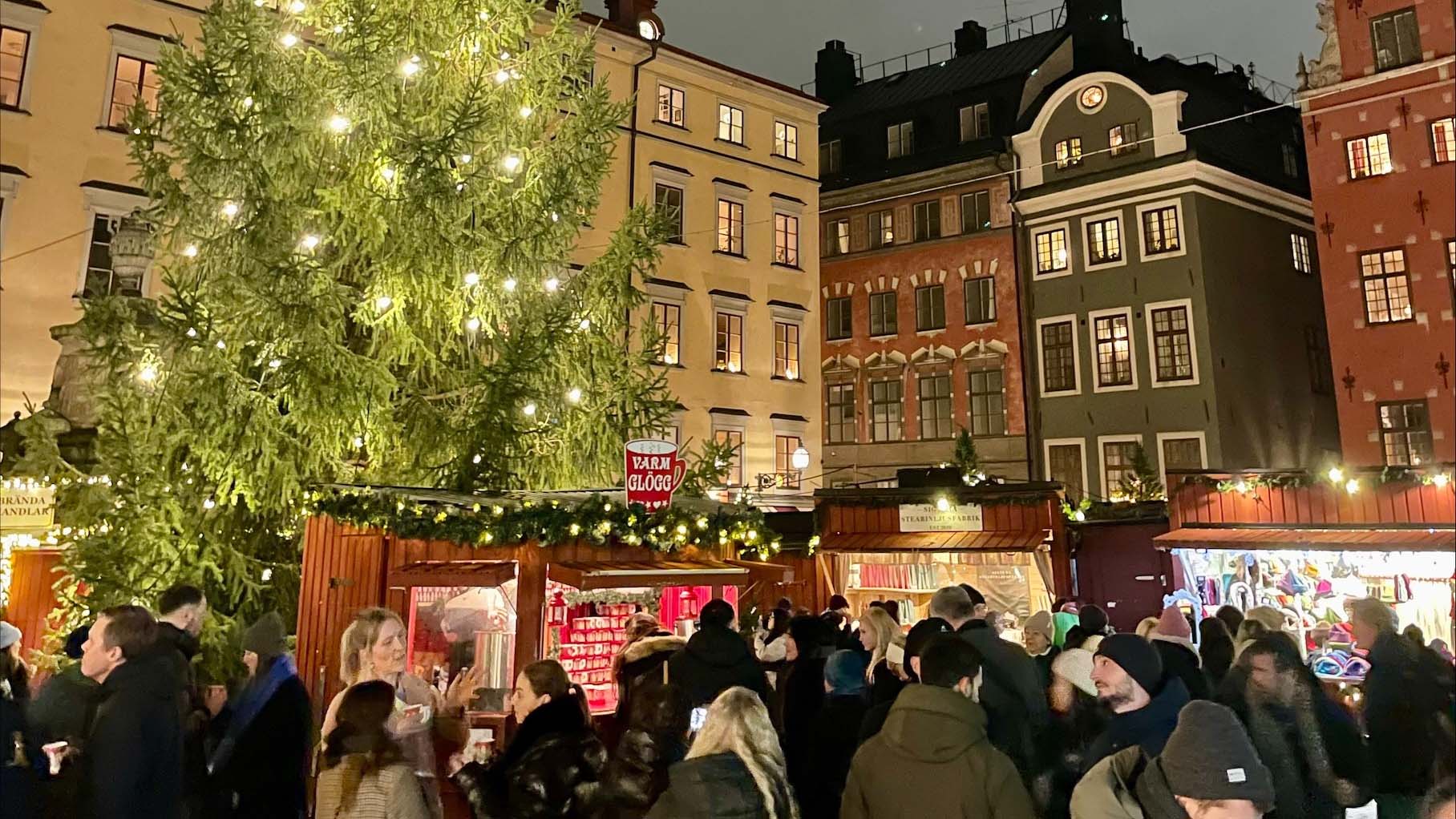 Bilden visar NA23 på julmarknad i Gamla stan i Stockholm.