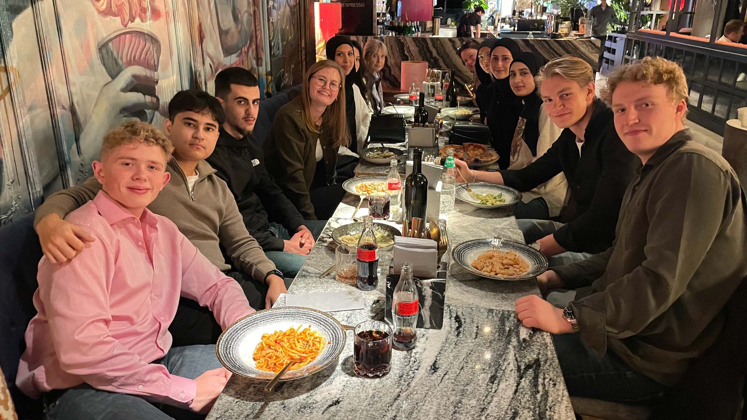 Bilden visar NA23 som avslutar dagen i Stockholm med ett restaurangbesök.