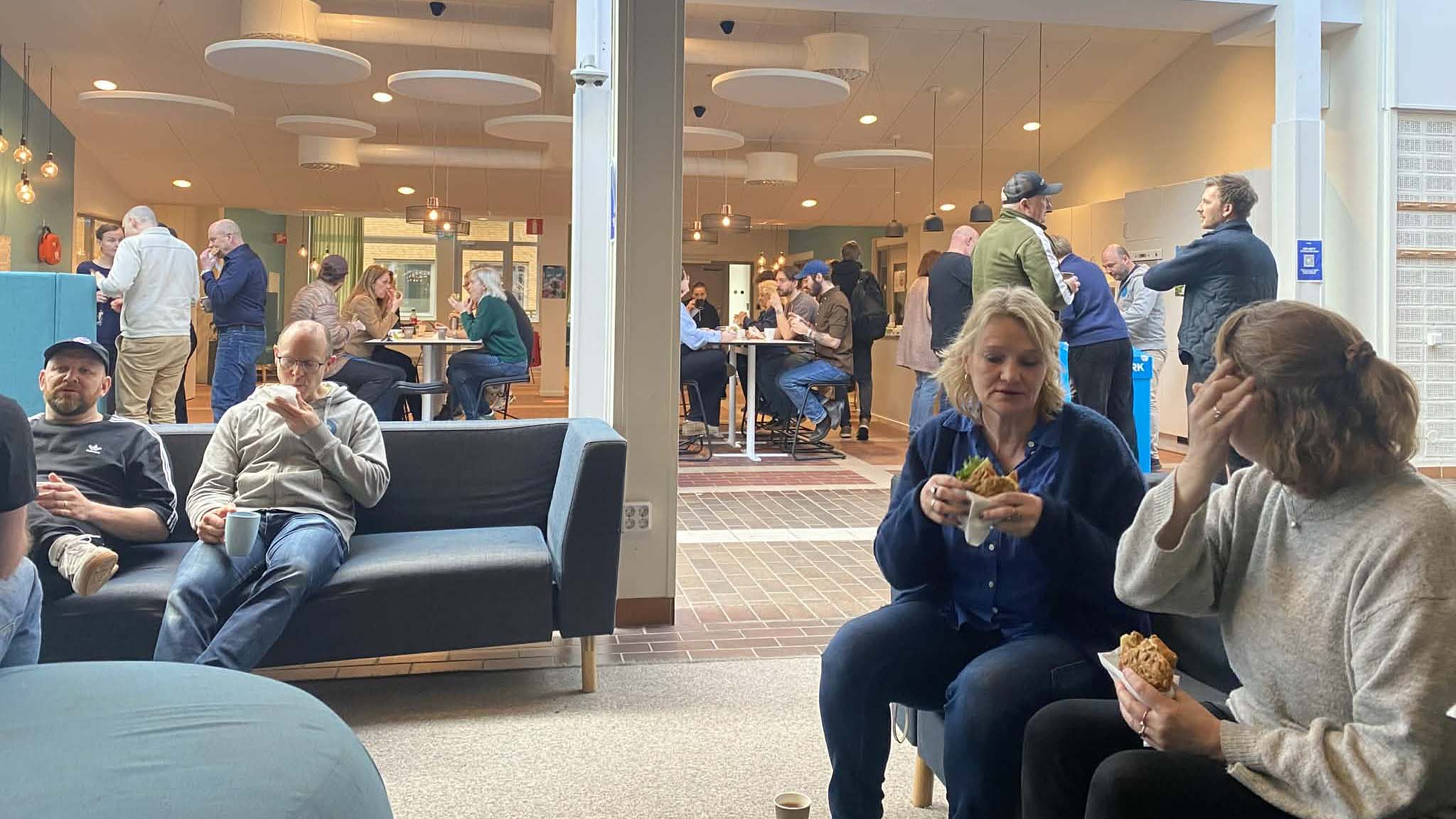 Bilden visar personal som tar en fikapaus.