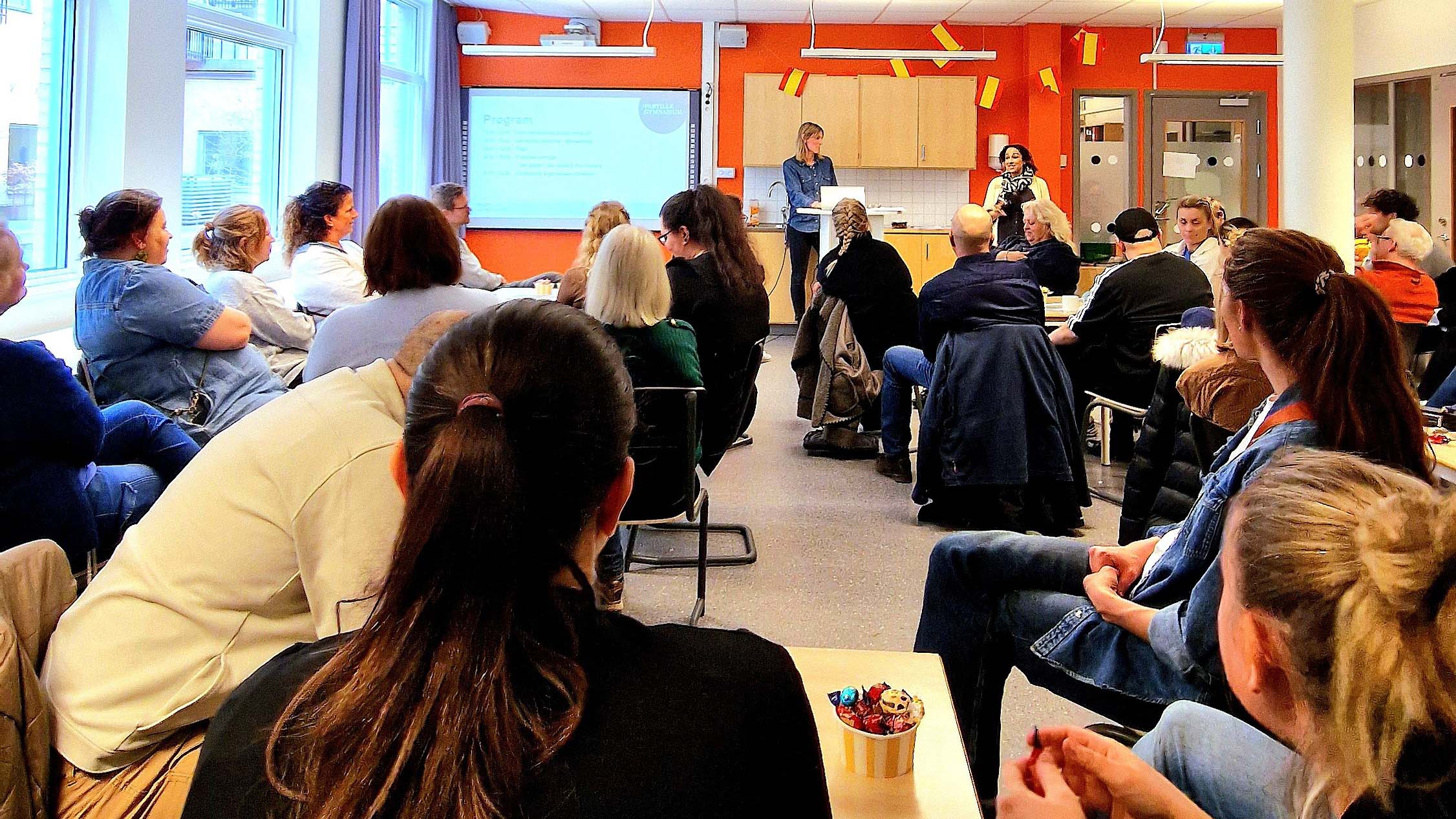 Bilden visar inledningen med personalen på eftermiddagen.