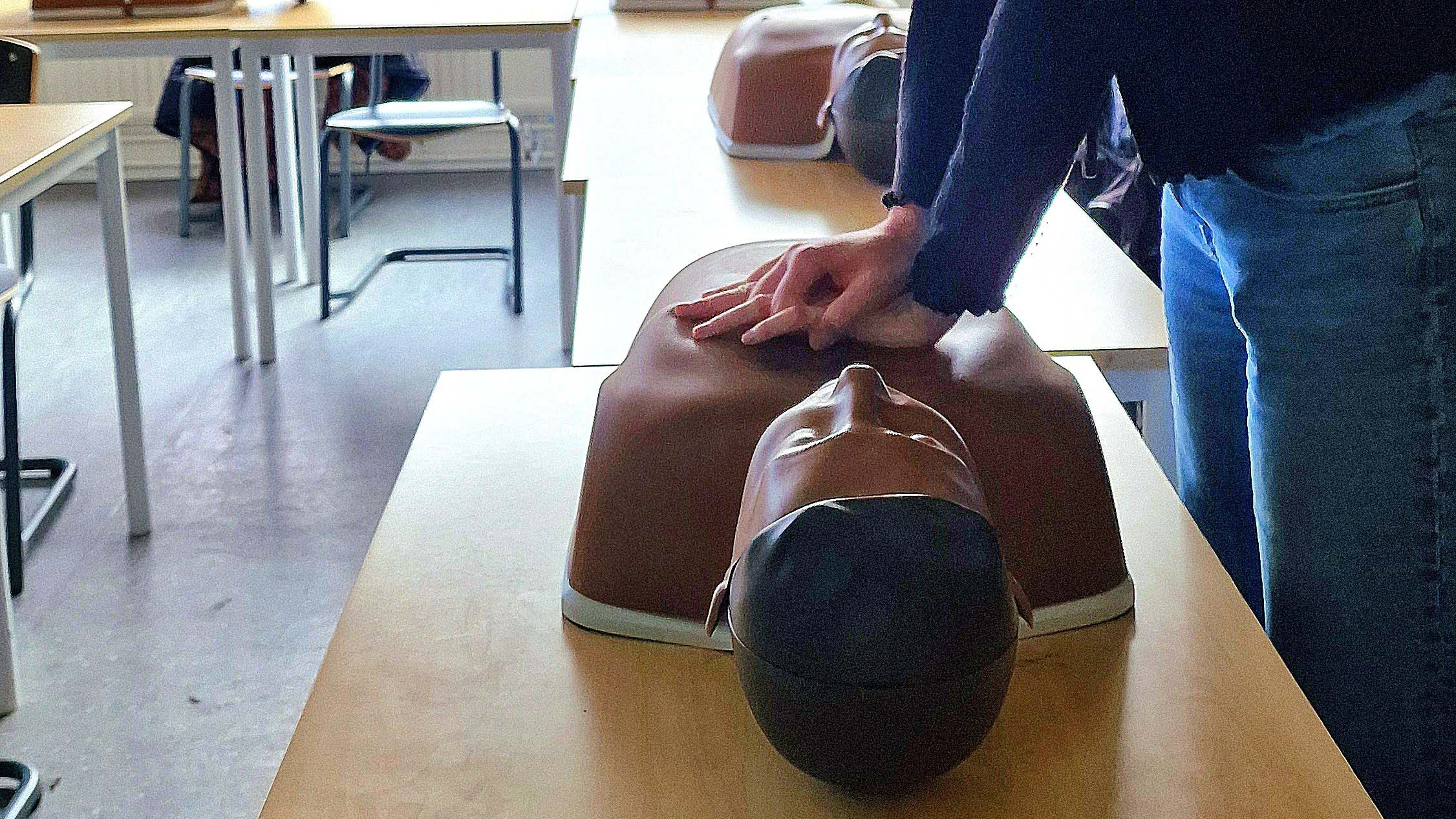 Bilden visar hjärt- och lungräddning på docka.