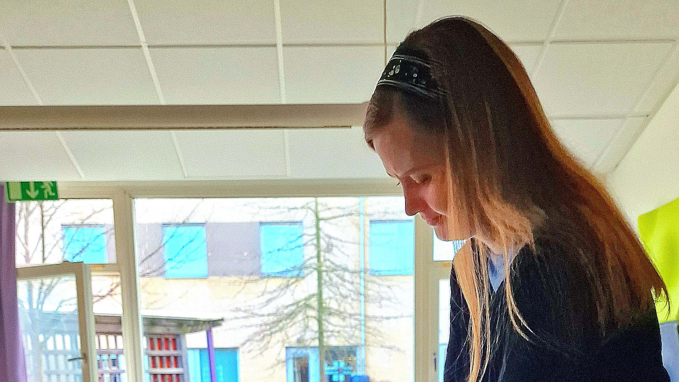 Bilden visar Magdalena som gör HLR på en docka.