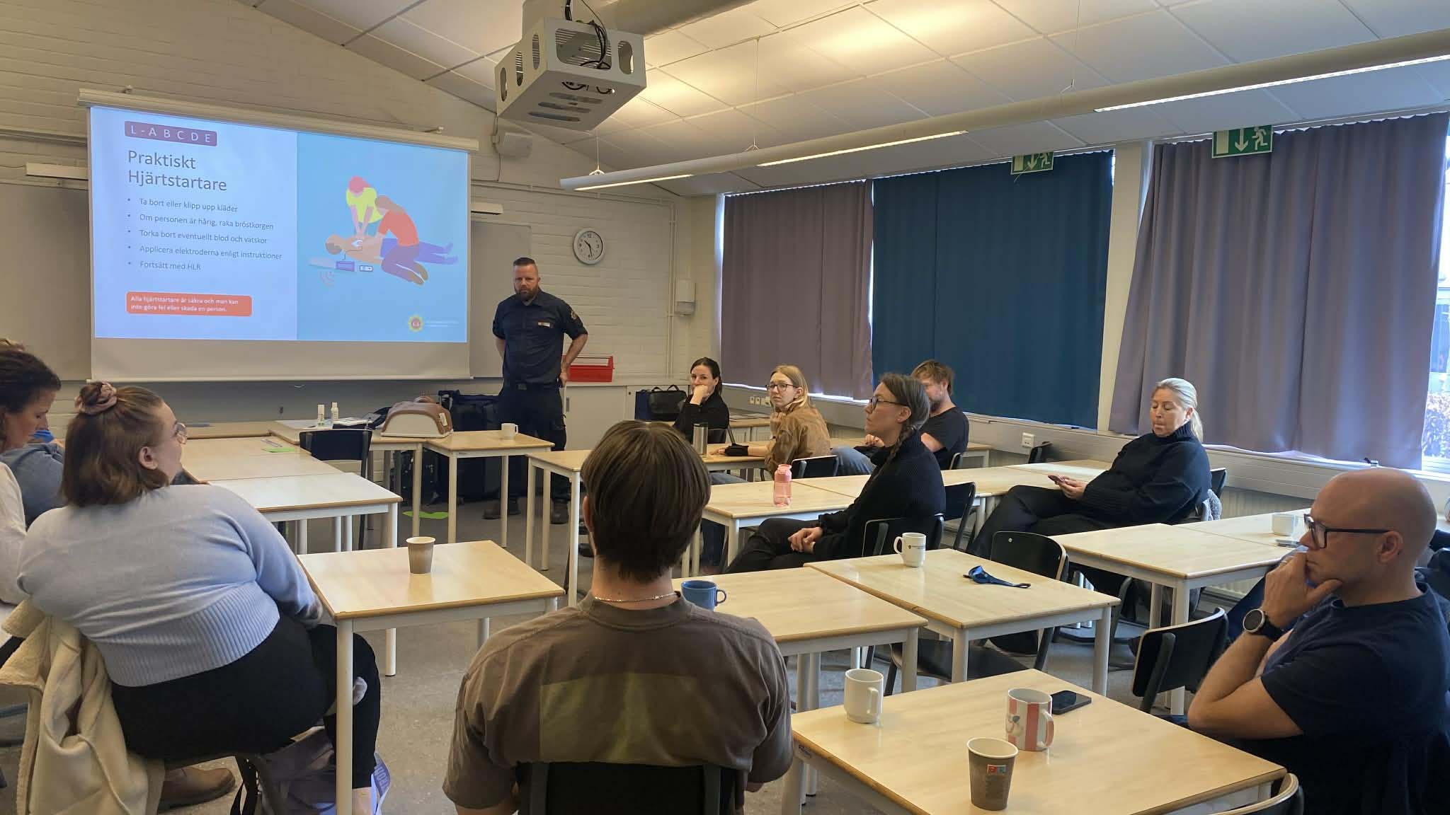 Bilden visar en lektion med Räddningstjänsten.