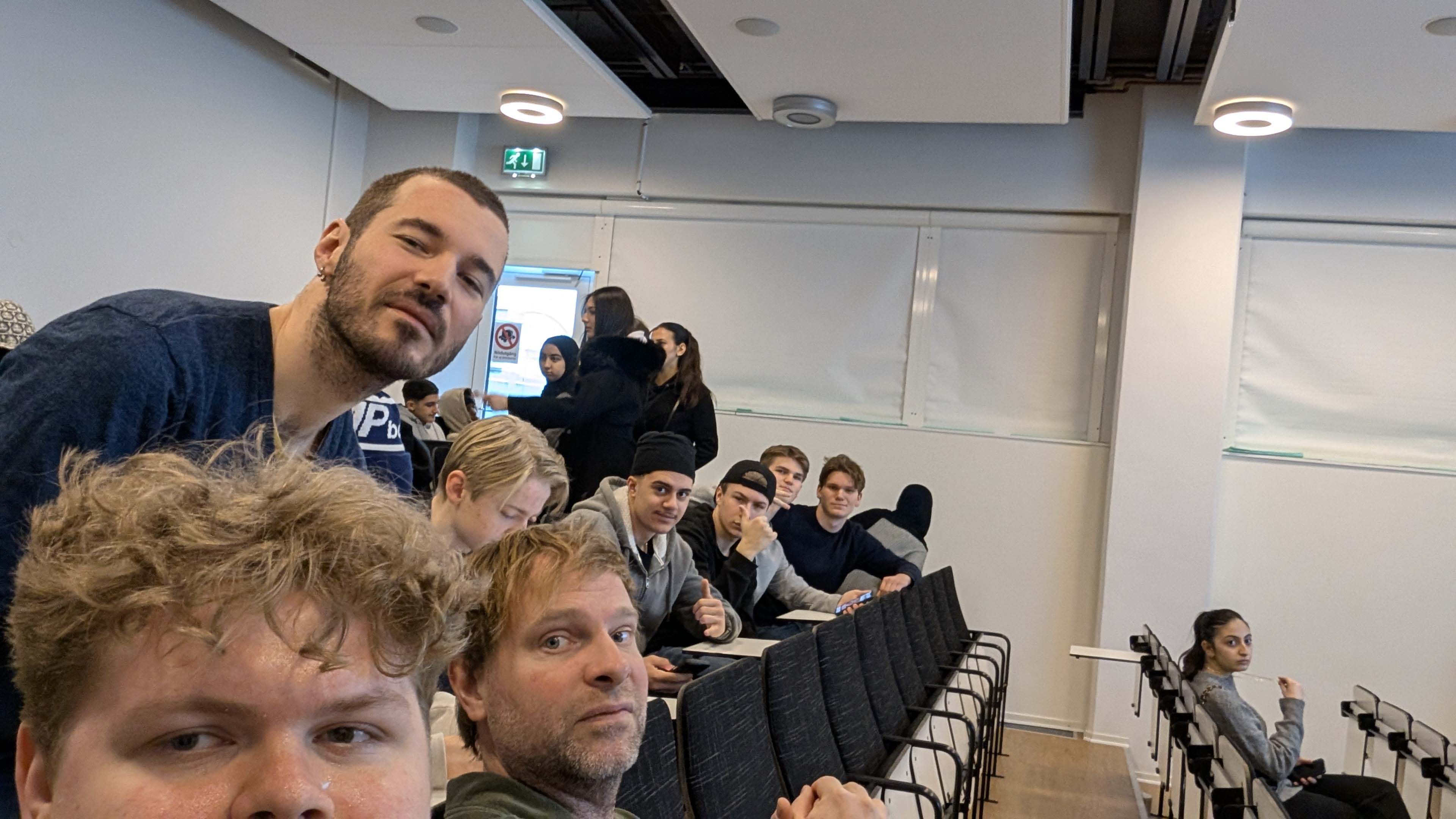 Bilden visar el-elevernas studiebesök på Renova inom projektet Arenor som förenar.