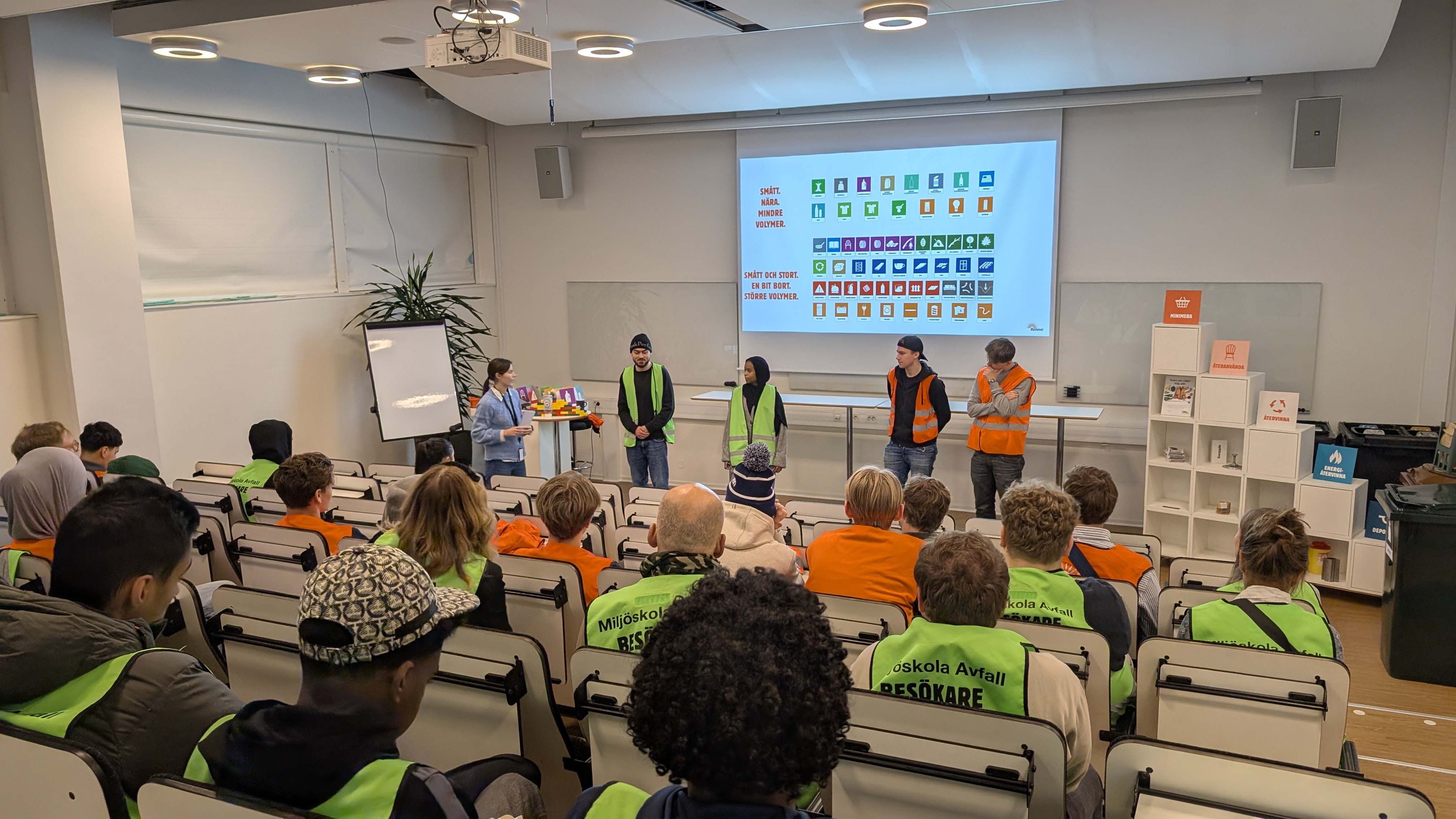 Bilden visar en genomgång av personalen på Renova på studiebesöket som el-eleverna gjorde inom projektet Arenor som förenar.