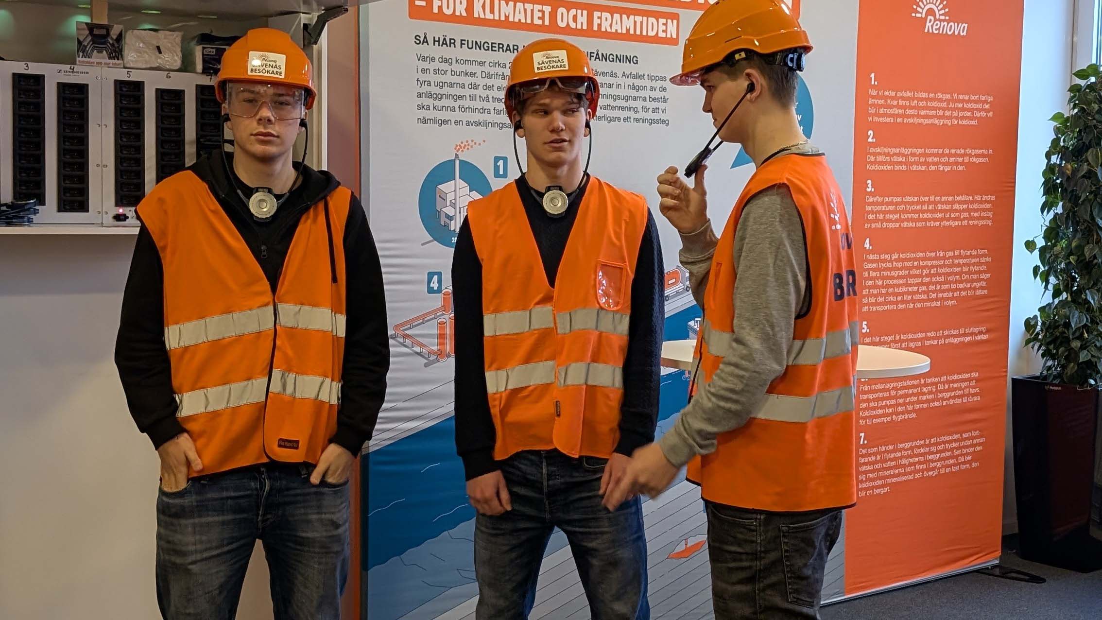 Bilden visar våra El-elever på rundvandring i Renovas lokaler i Sävedalen.