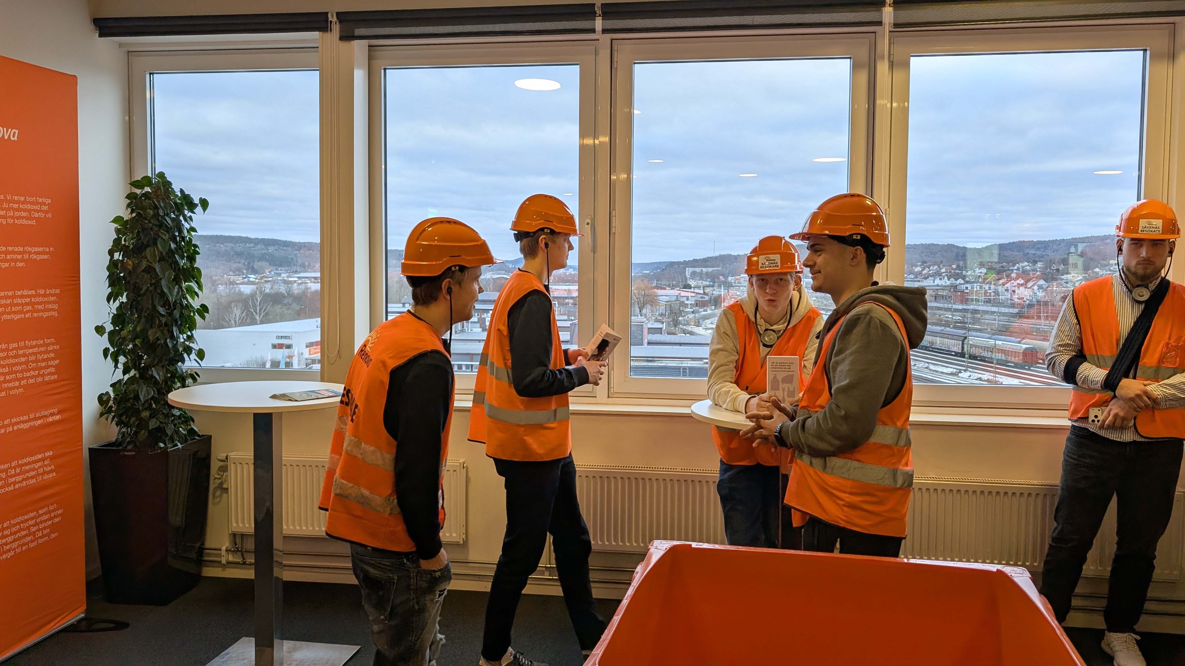 Bilden visar el-elevernas studiebesök på Renova i Sävenäs.