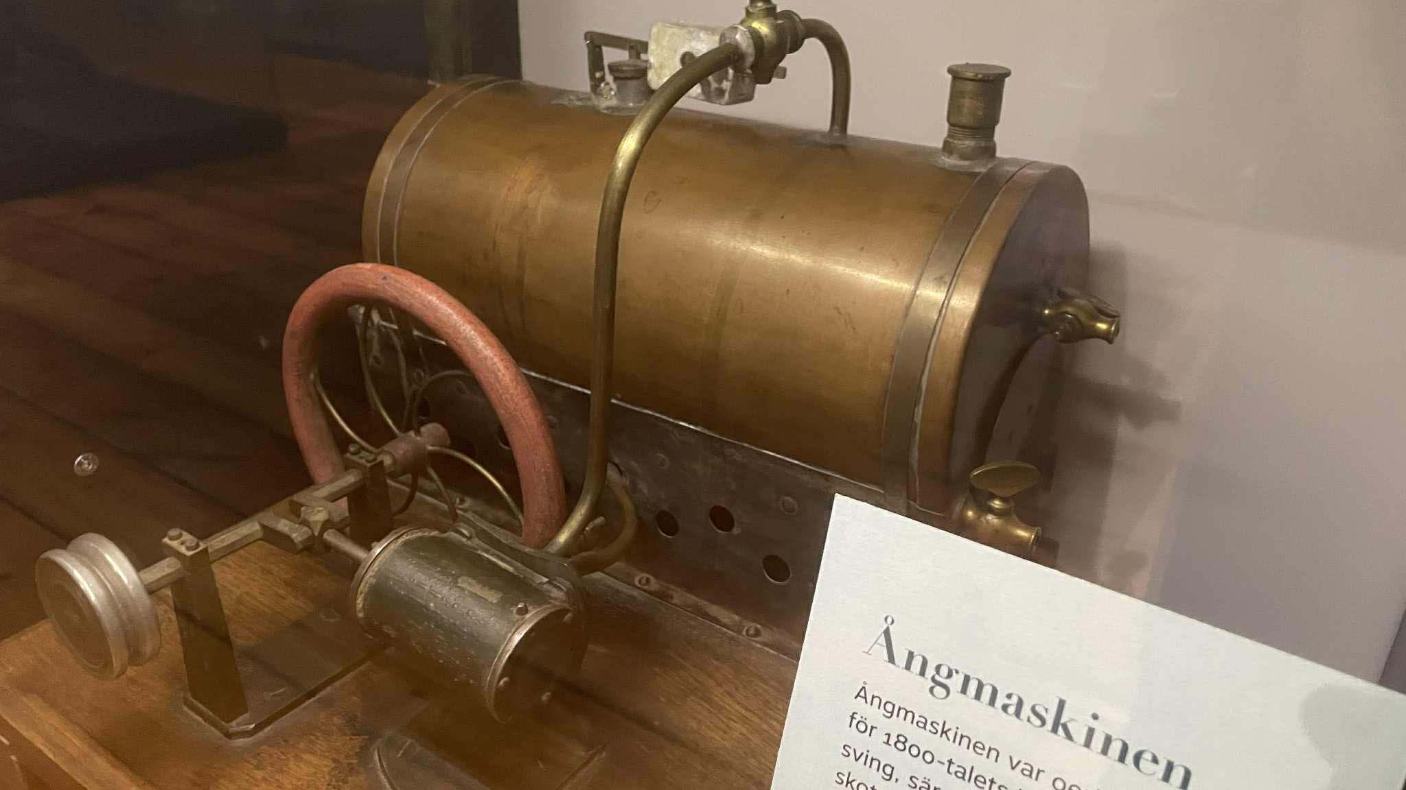 Bilden visar en ångmaskin på Göteborgs stadsmuséum.