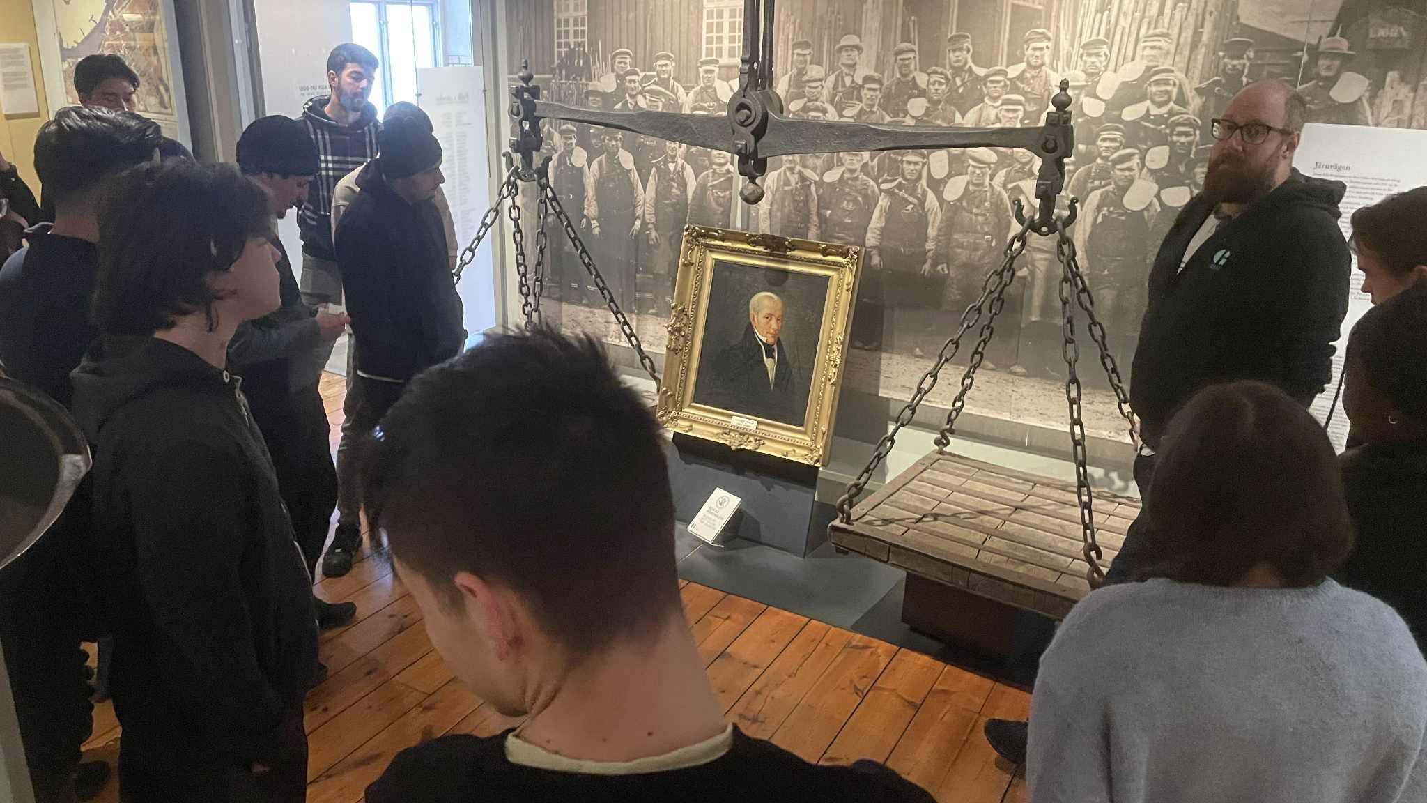 Bilden visar elever från IM som besöker Göteborgs stadsmuséum.