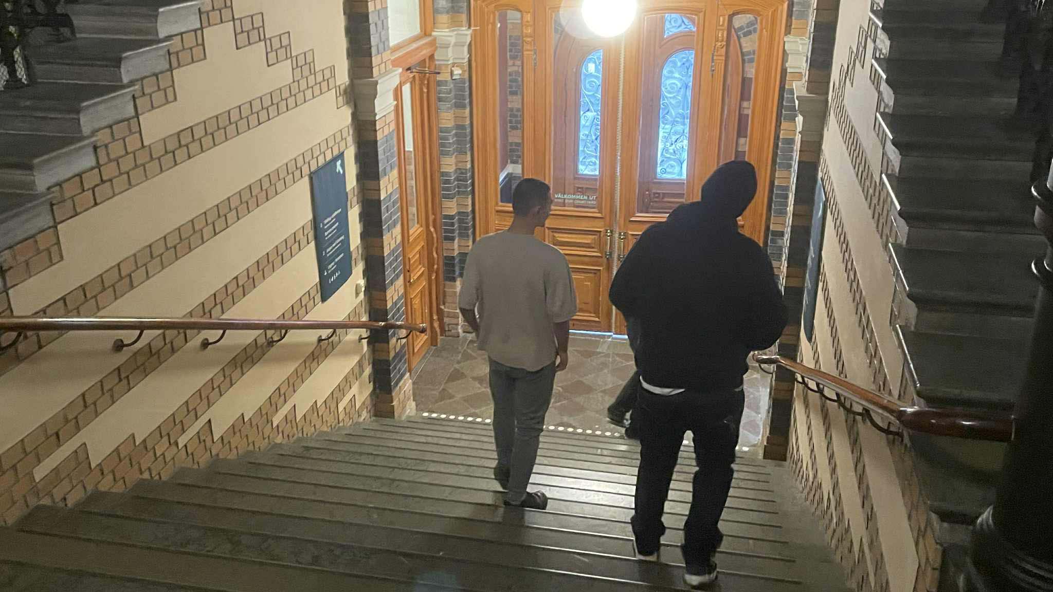 Bilden visar två elever på IM som är på väg ut från Göteborgs stadsmuséum.