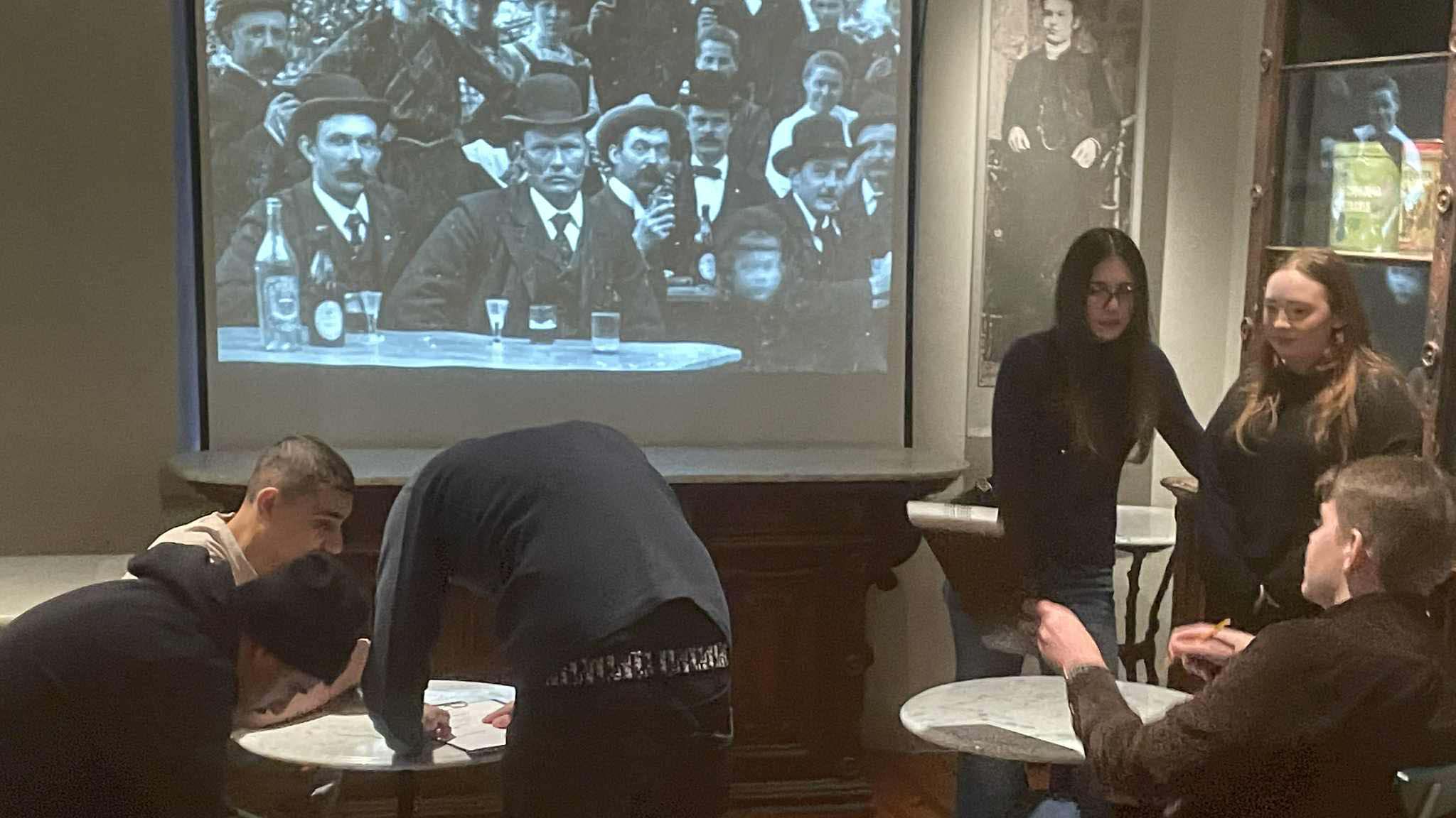 Bilden visar filmvisning för elever på IM på Göteborgs stadsmuséum.