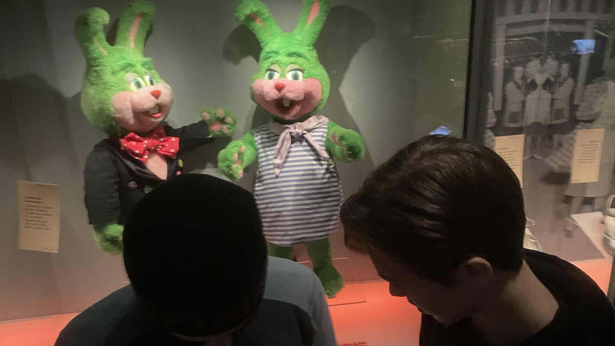 Bilden visar elever samt två Lisebergs-kaniner på Göteborgs stadsmuséum.