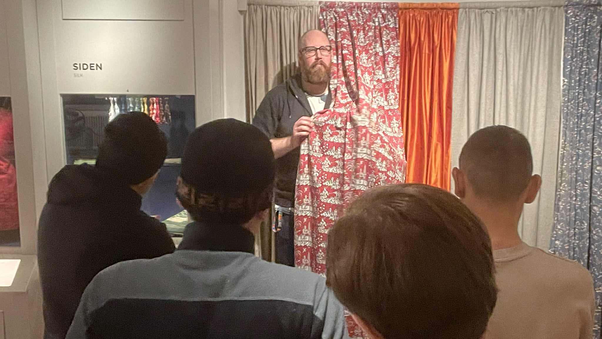 Bilden visar olika sidentyger som visas upp på Göteborgs stadsmuséum.