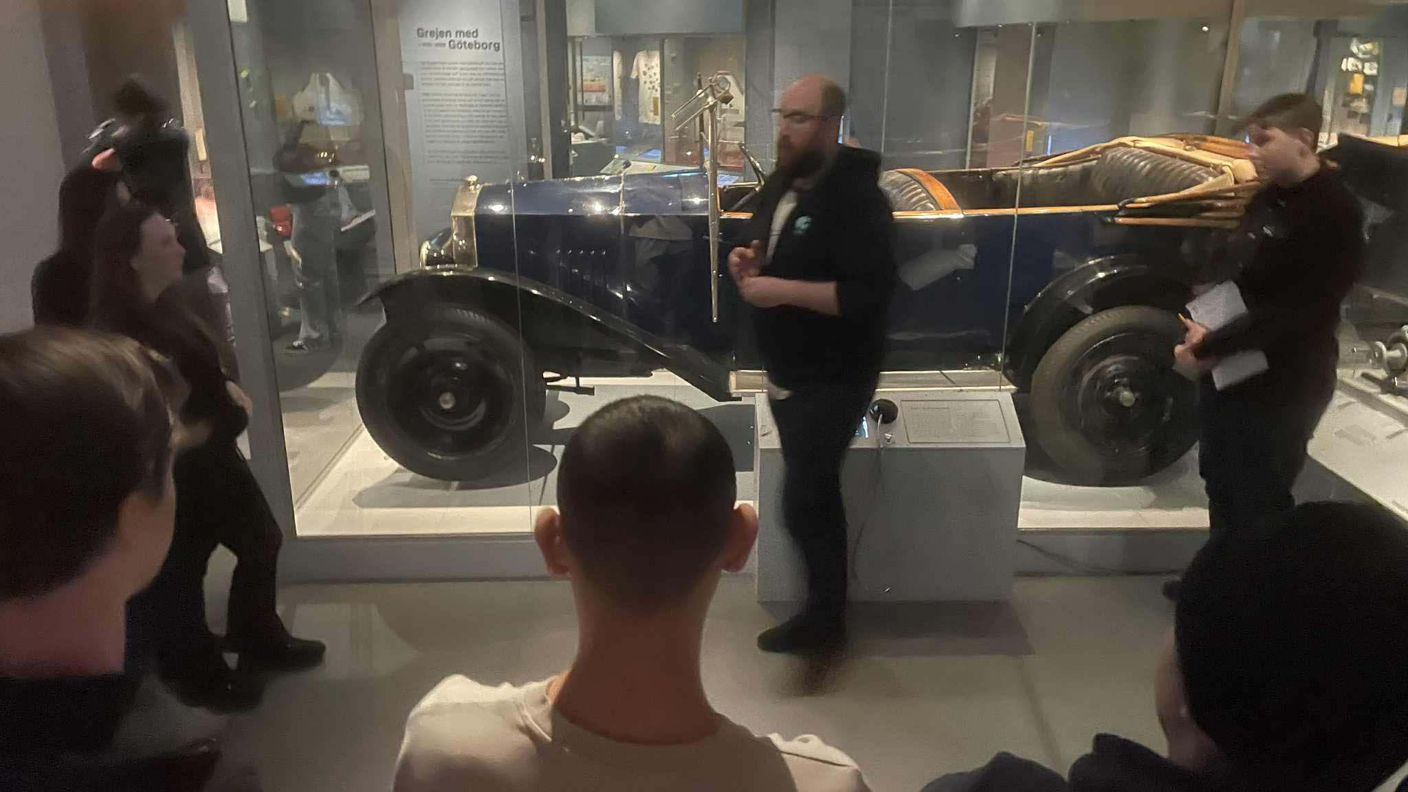 Bilden visar en veteranbil som står utställd på Göteborgs stadsmuséum.