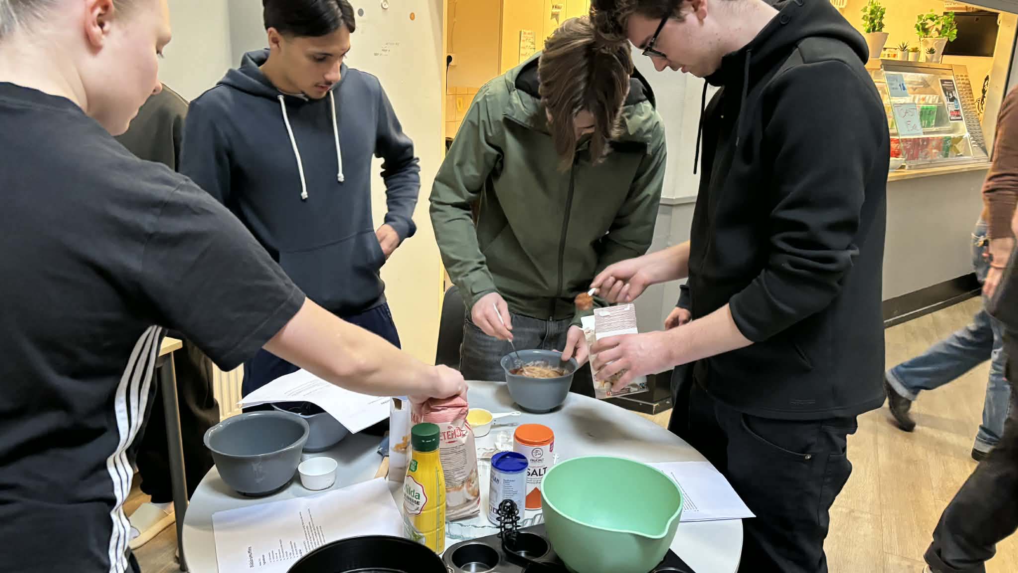 Bilden visar idrottselever som bakar.