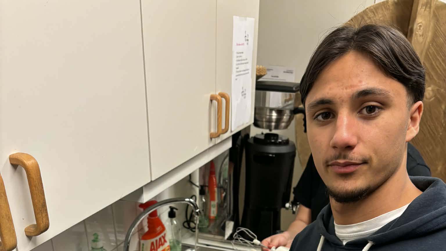 Bilden visar en av våra idrottselever som bakar på Trygghetsteamets trivseleftermiddag för våra idrottselever.