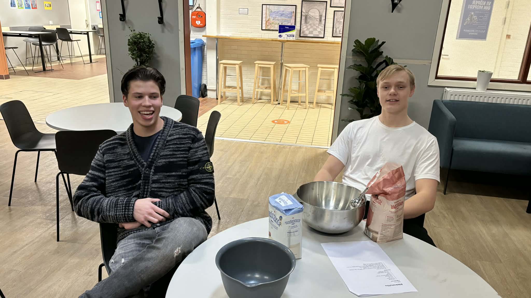 Bilden visar två elever på caféet på Teknikcentrum.