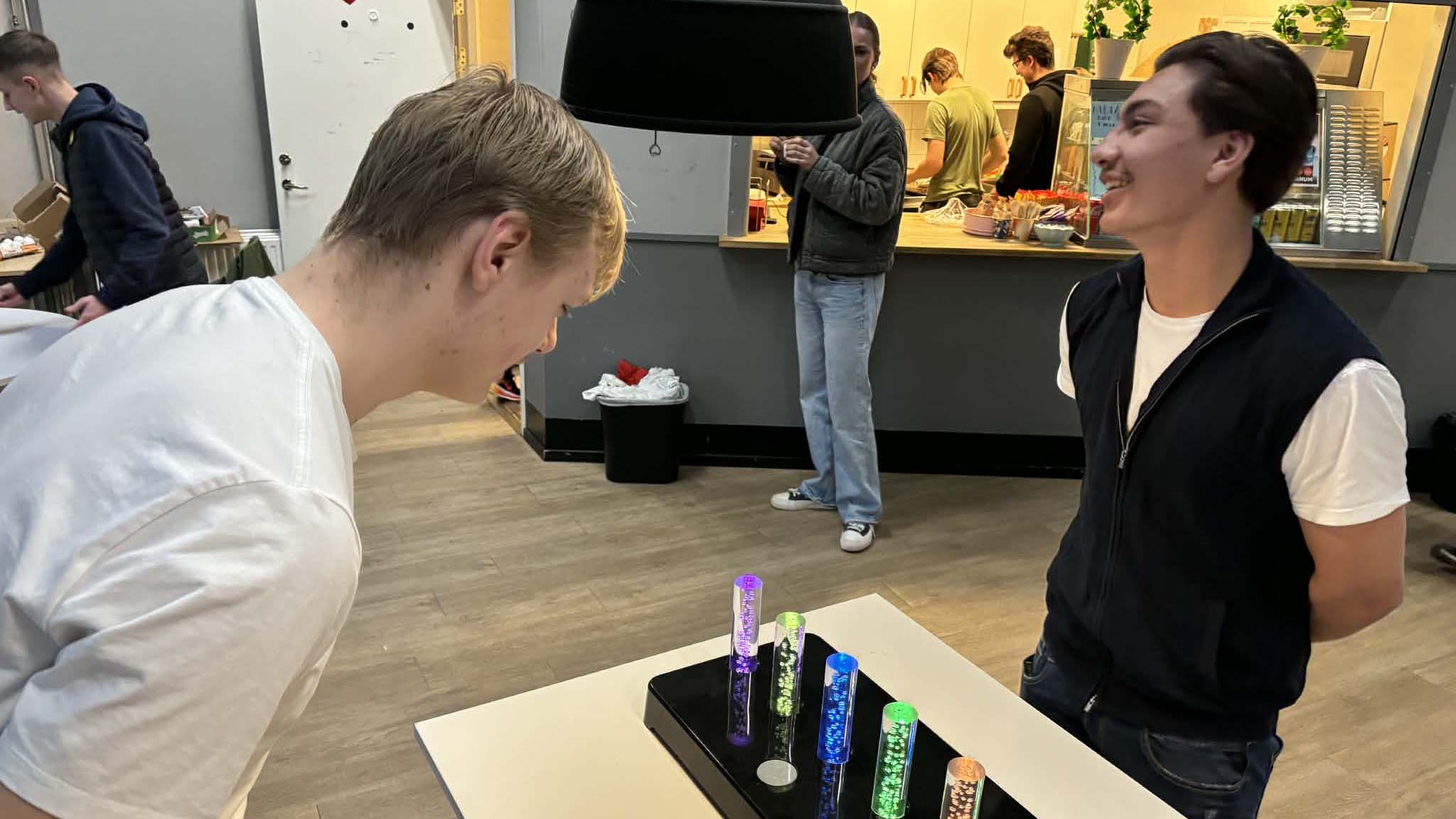 Bilden visar en tävling i koncentrationsförmåga.