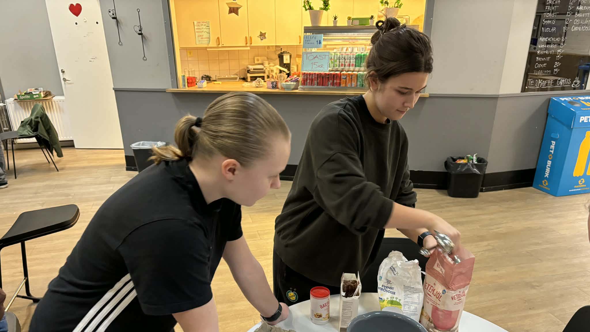 Bilden visar två av våra idrottselever.