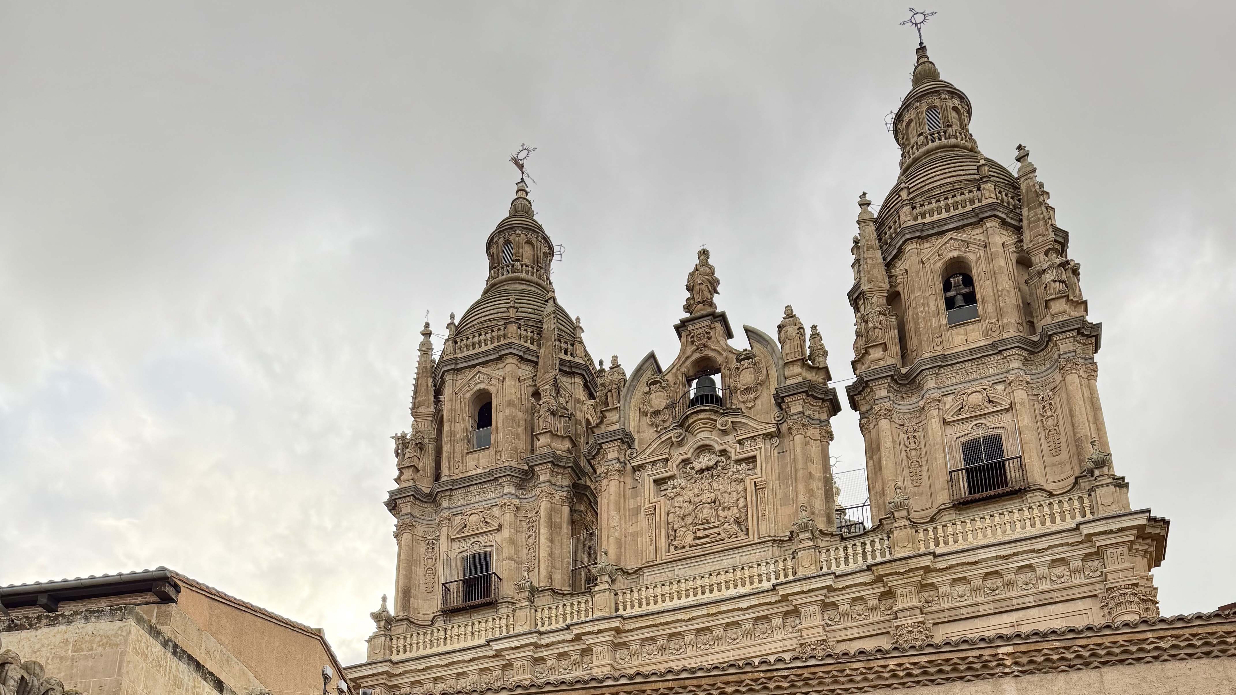 Bilden visar en kyrka i Zamora.