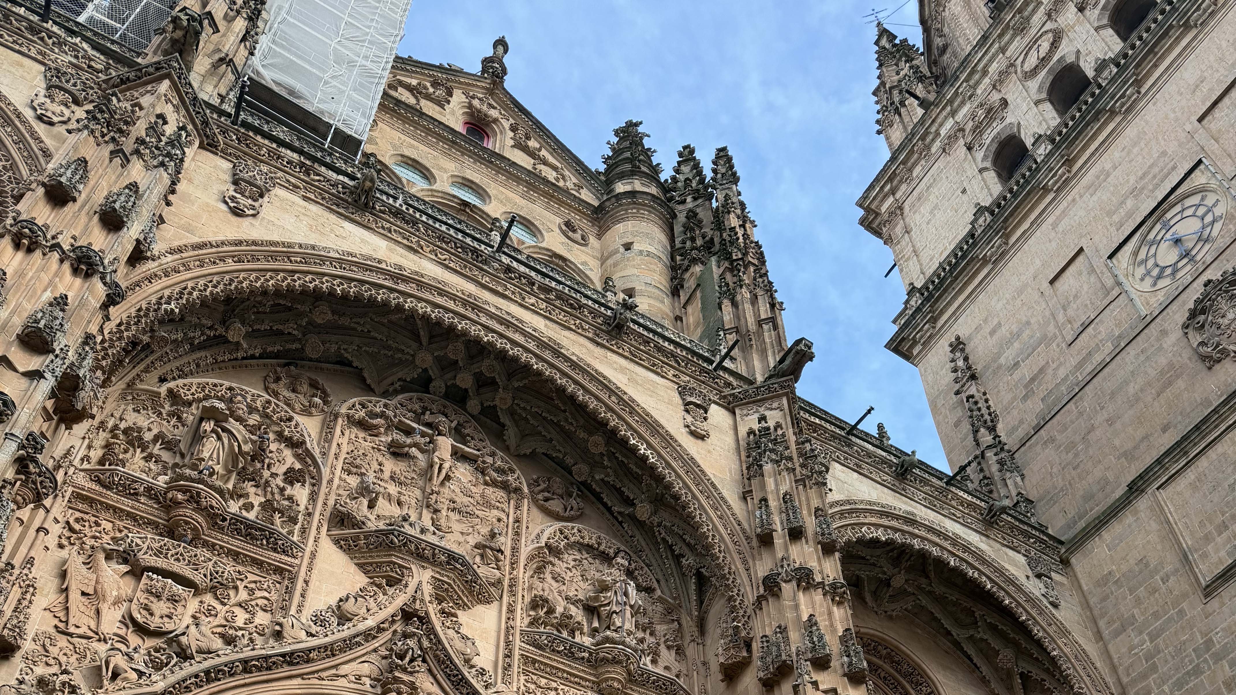 Bilden visar ett kyrktak i Zamora.