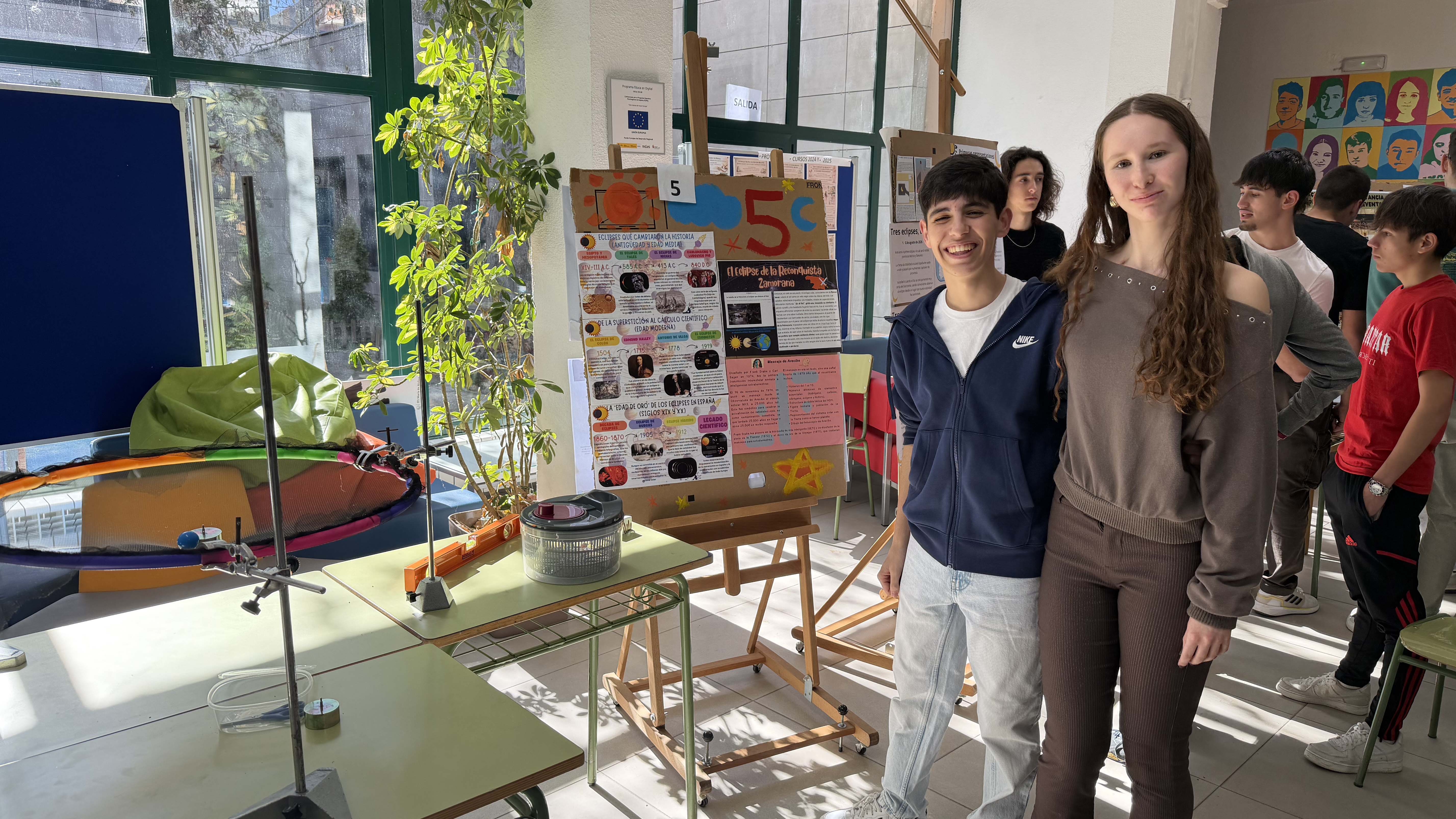 Bilden visar Magdalena med elever i Zamora.