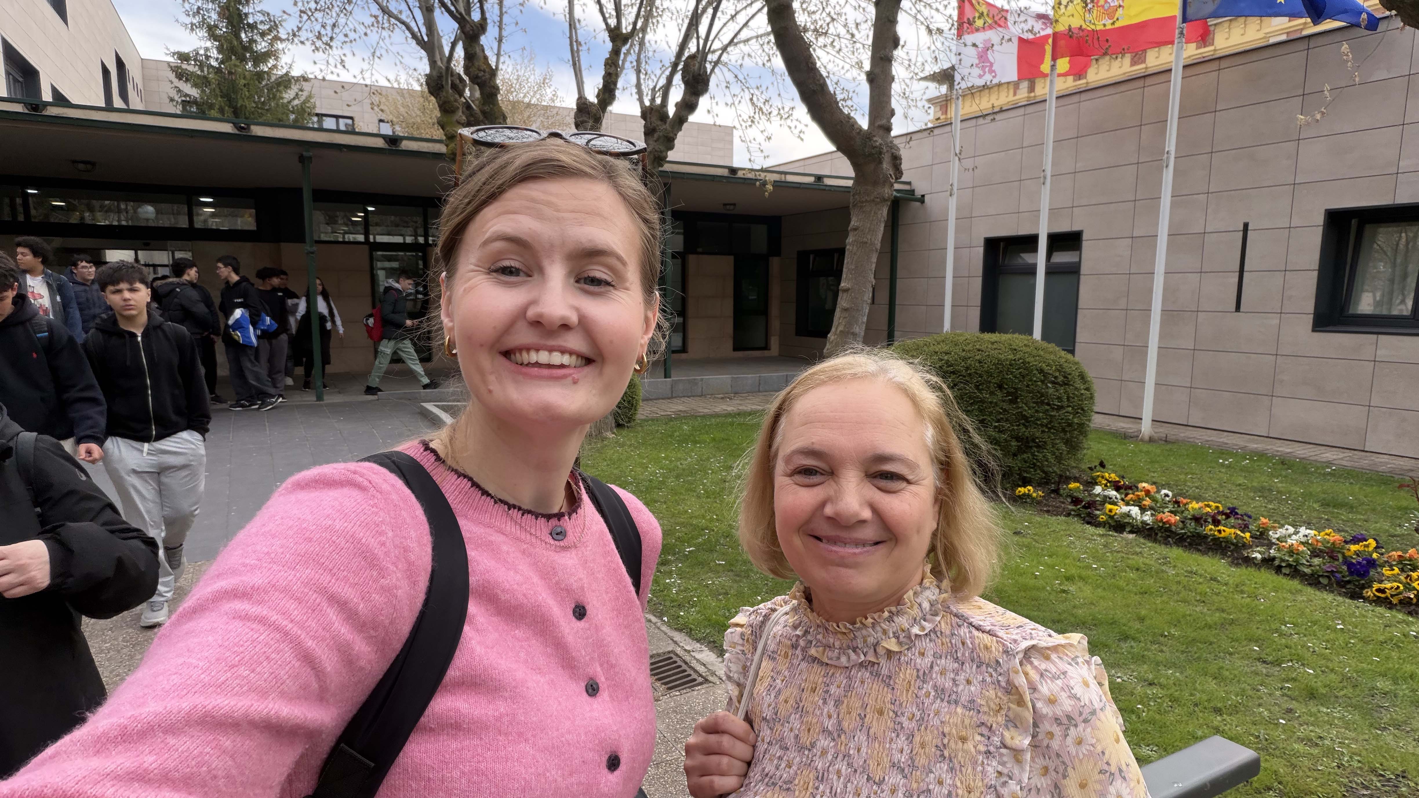 Bilden visar Magdalena tillsammans med rektorn i Spanien.