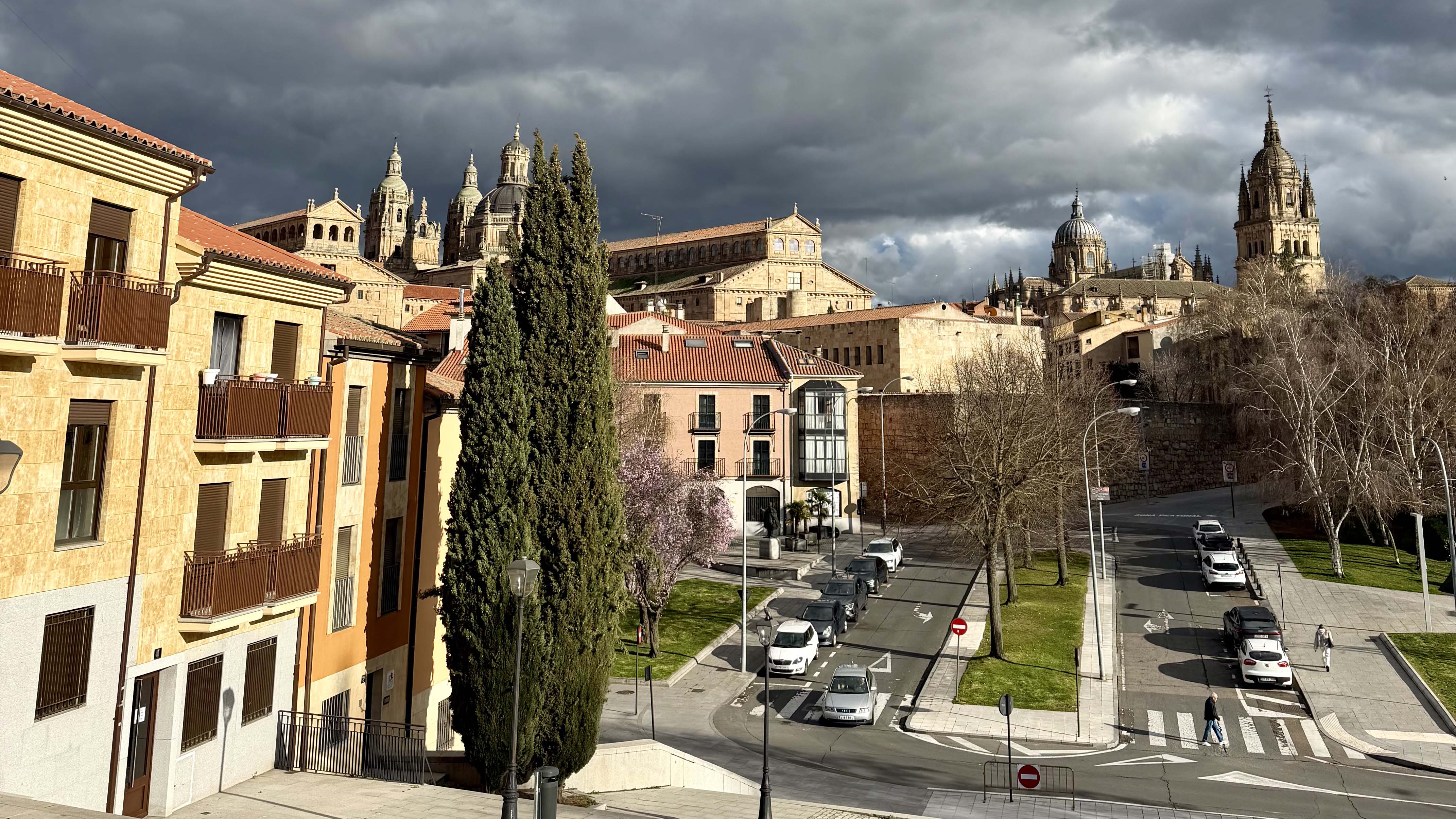 Bilden visar Magdalena i en stadsvy i Spanien.