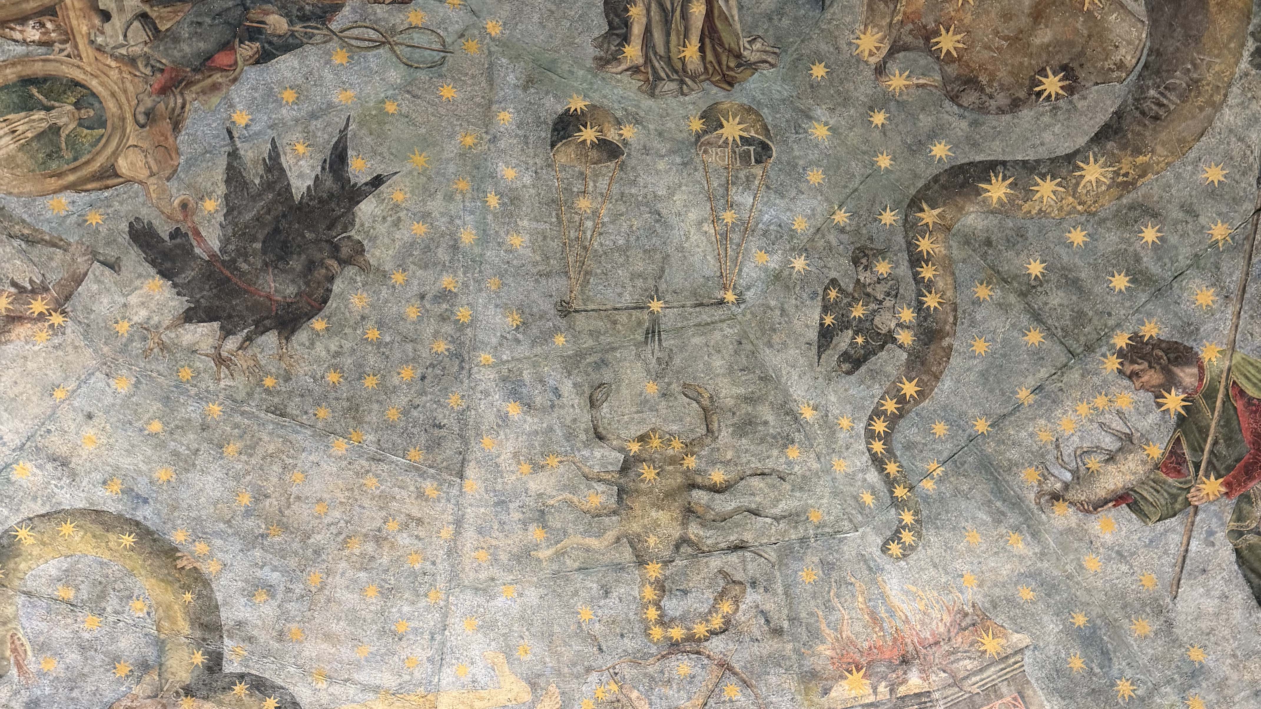 Bilden visar en taksvy i en kyrka i Spanien.