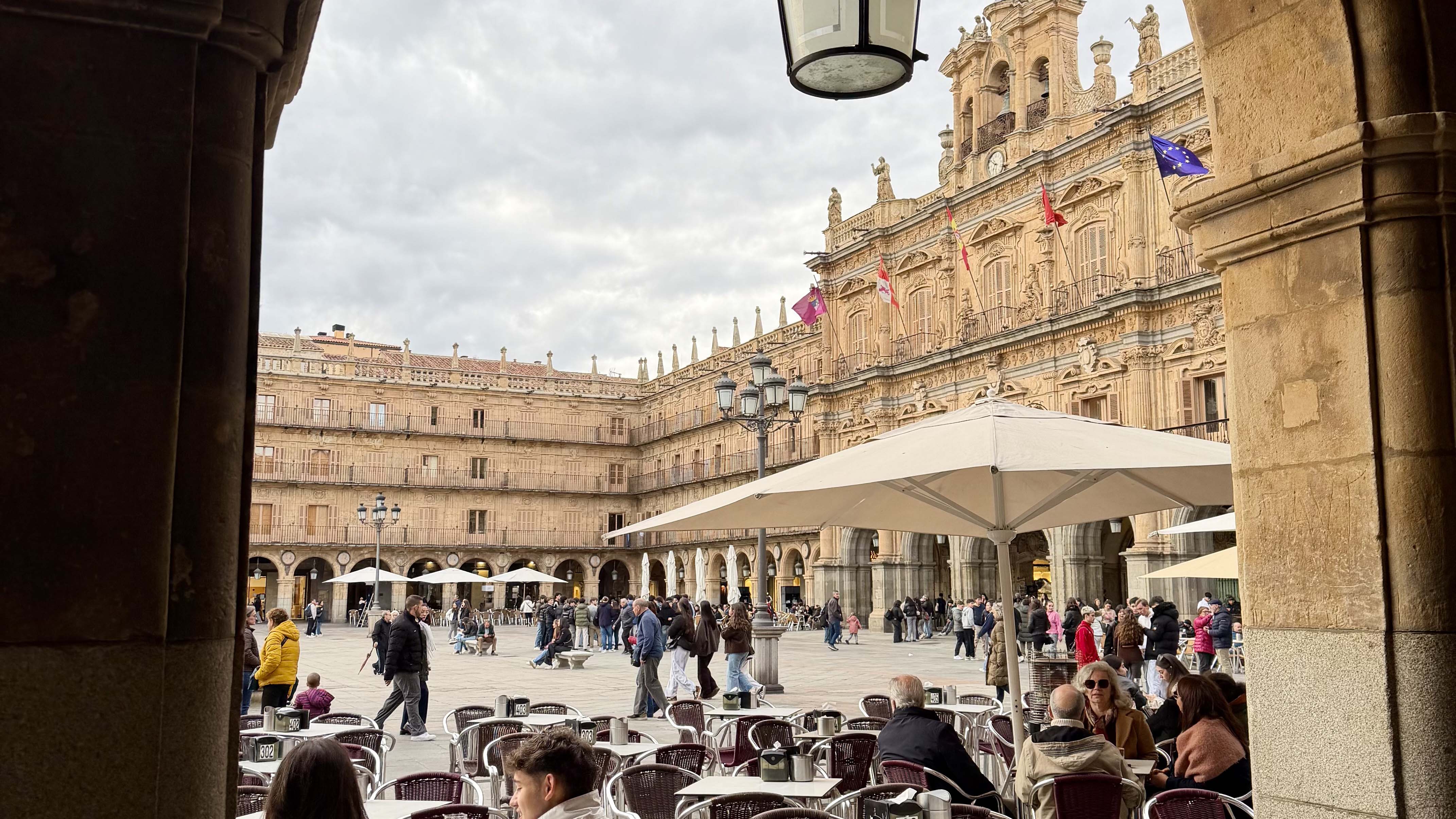 Bilden visar ett torg i Spanien.